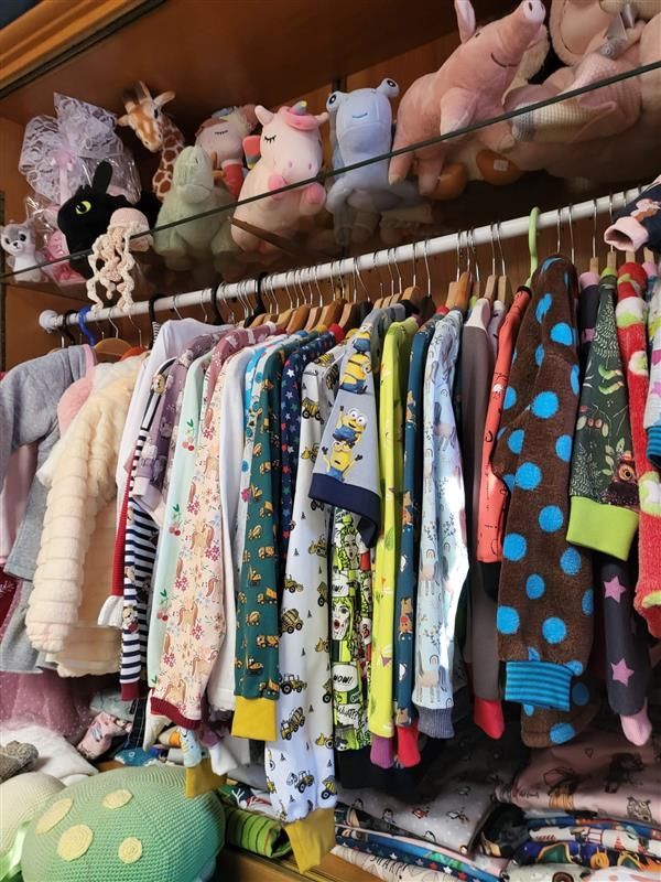 Ein Mann in einer Schürze steht vor einer Theke in einem Restaurant.