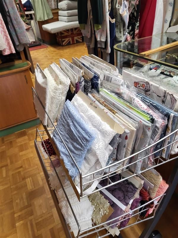 Ein Teller Croissants und eine Tasse Kaffee auf einem Holzfass.