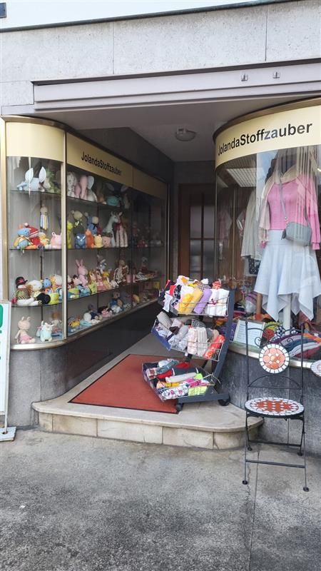 Auf einem Tisch wird mit einer Kaffeemaschine Kaffee zubereitet.