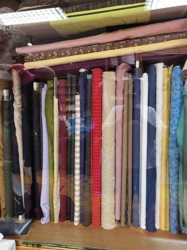 Ein Glas Eiskaffee mit einem Strohhalm auf einem Tisch