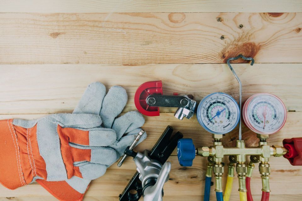 LVI-töissä käytettäviä välineitä