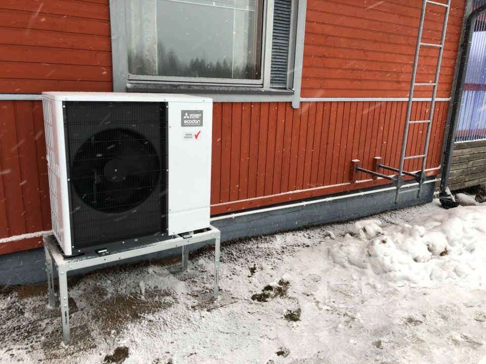 Mitsubishin ilmalämpöpumppu talon pihalla