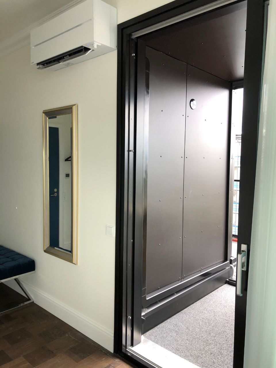 Ilmalämpöpumppu huoneen seinässä