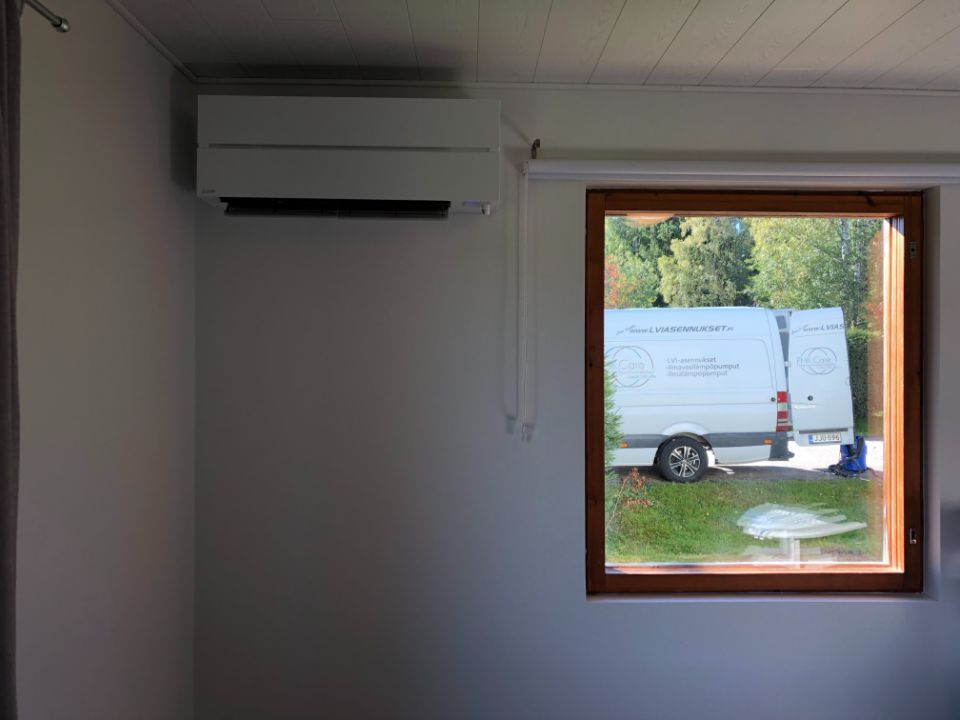 Ilmalämpöpumppu asunnon seinässä