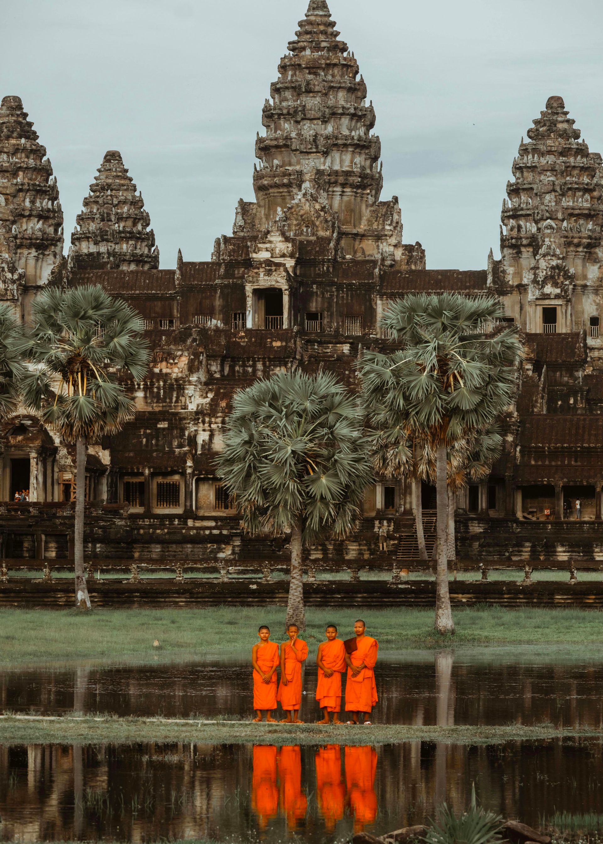 Un grupo de monjes está de pie frente a un templo.