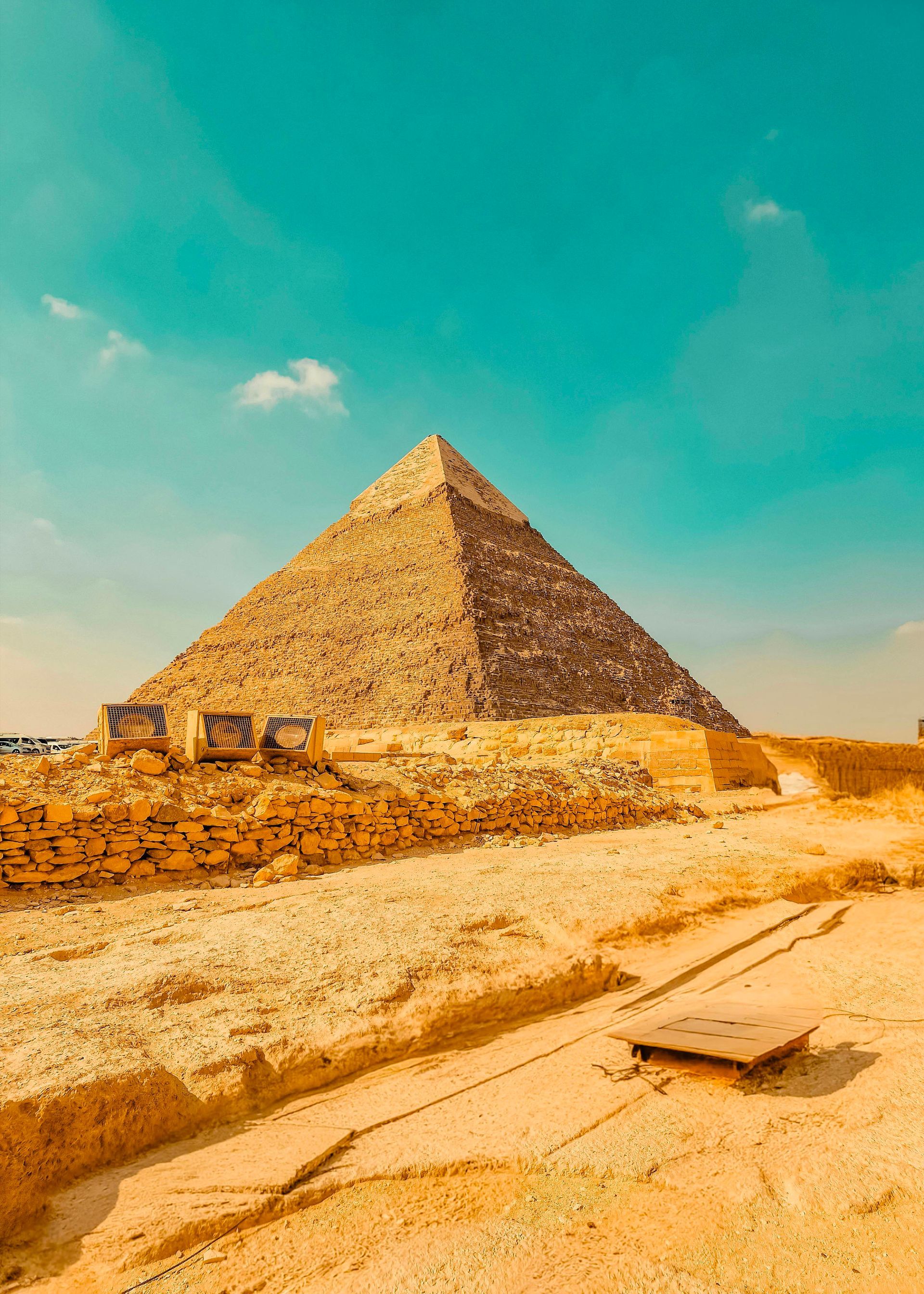 Una gran pirámide se encuentra en medio de un desierto.