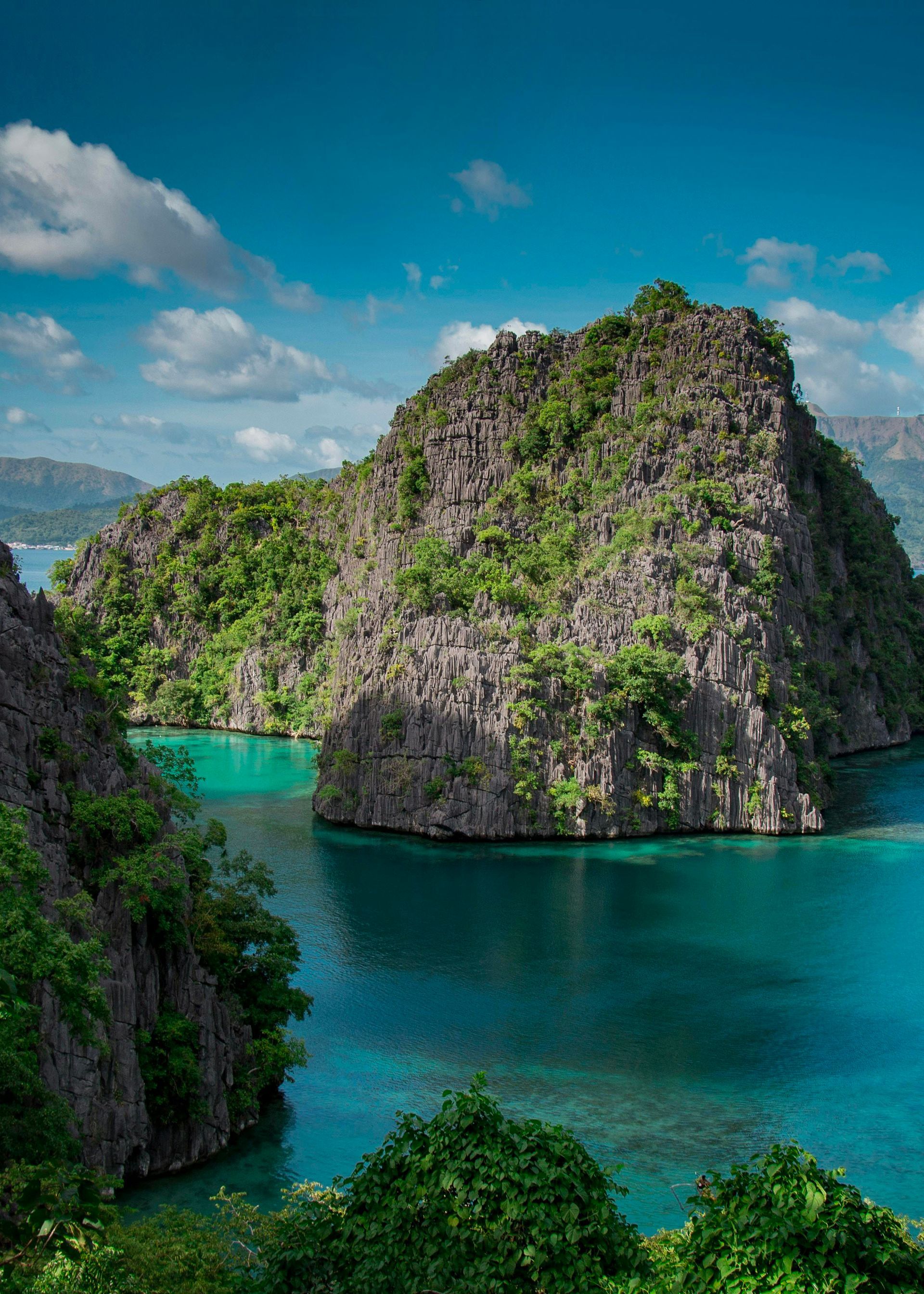 Una pequeña isla en medio de un gran cuerpo de agua rodeado de montañas.