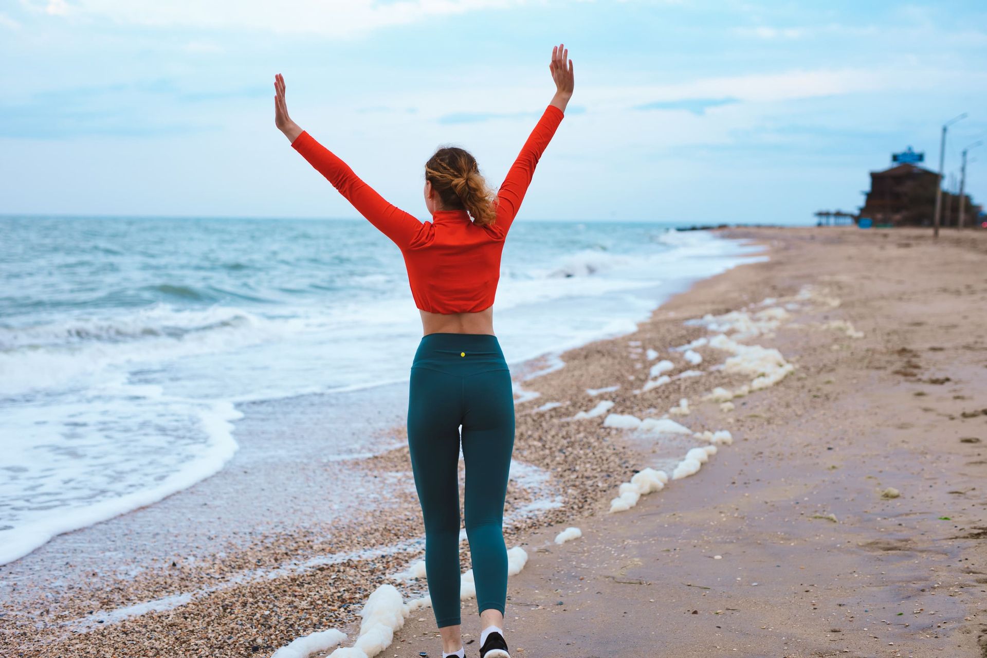 Persona que recibe electroterapia de rodilla con rodillo de espuma azul.