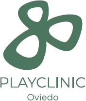 Logotipo de PLAYCLINIC Oviedo, con una forma abstracta verde encima del texto.