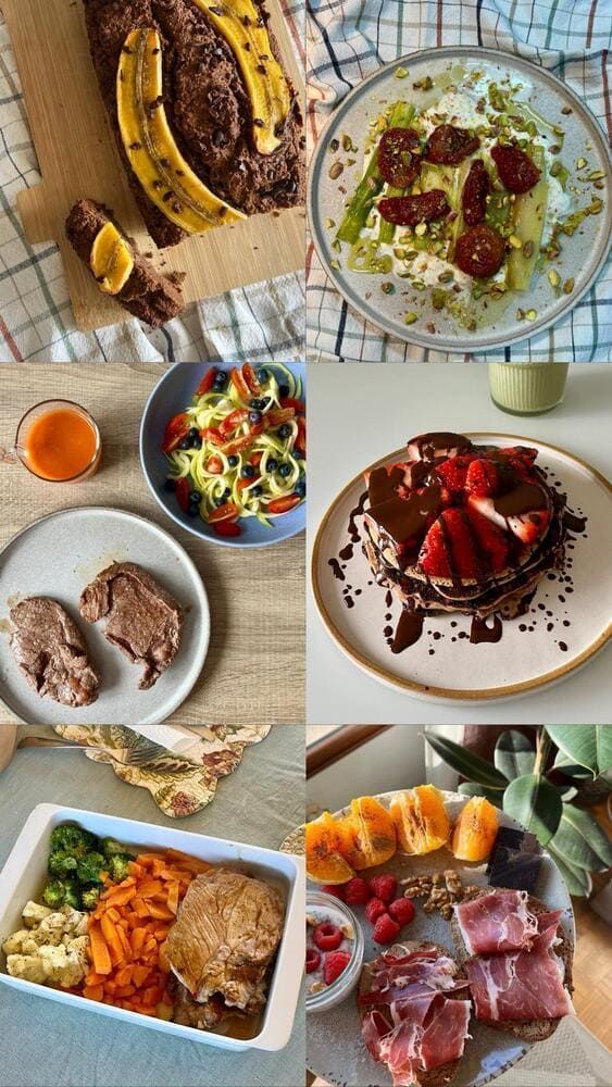 Persona recibiendo un masaje de hombros, torso expuesto, brazo con tatuaje, configuración blanca.