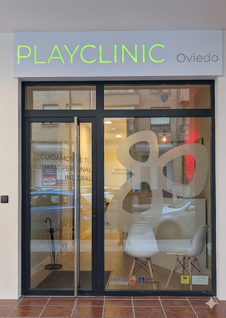 Clínica de fisioterapia PlayFisio con cartel luminoso, entrada principal.