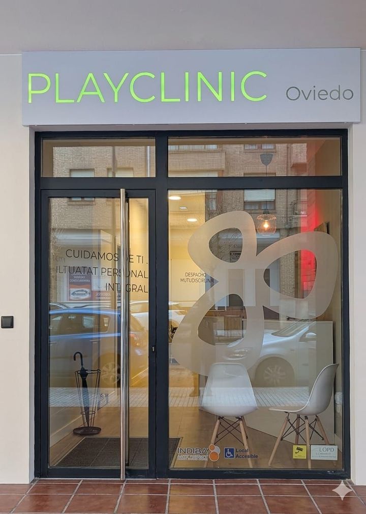 Clínica de fisioterapia PlayFisio con cartel luminoso, entrada principal.