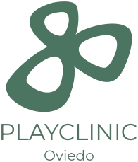 Cuatro personas frente a un logo. Tres llevan uniforme negro, una camisa blanca y vaqueros, todas sonriendo.