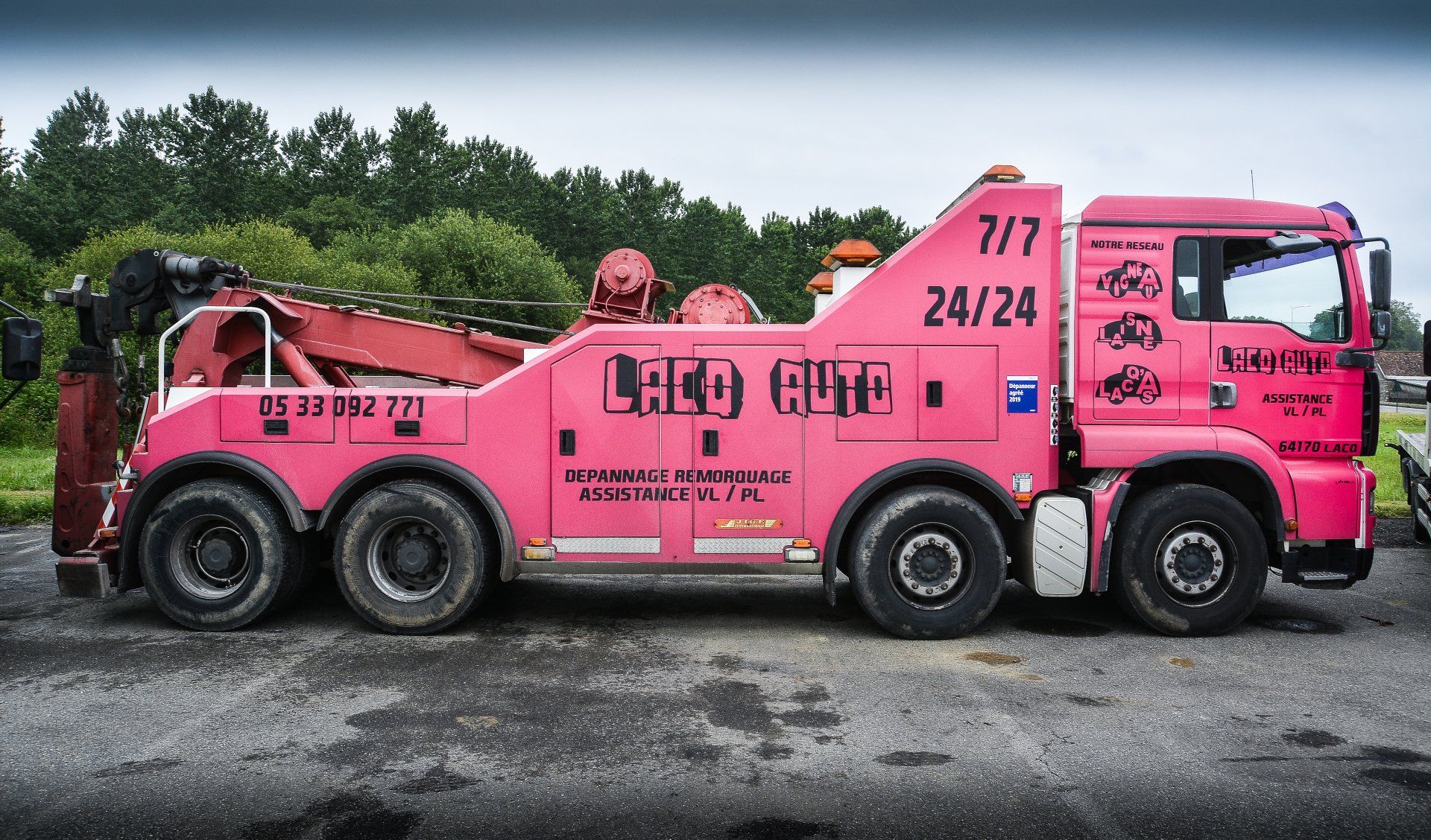 Dépanneuse avec grue de relevage