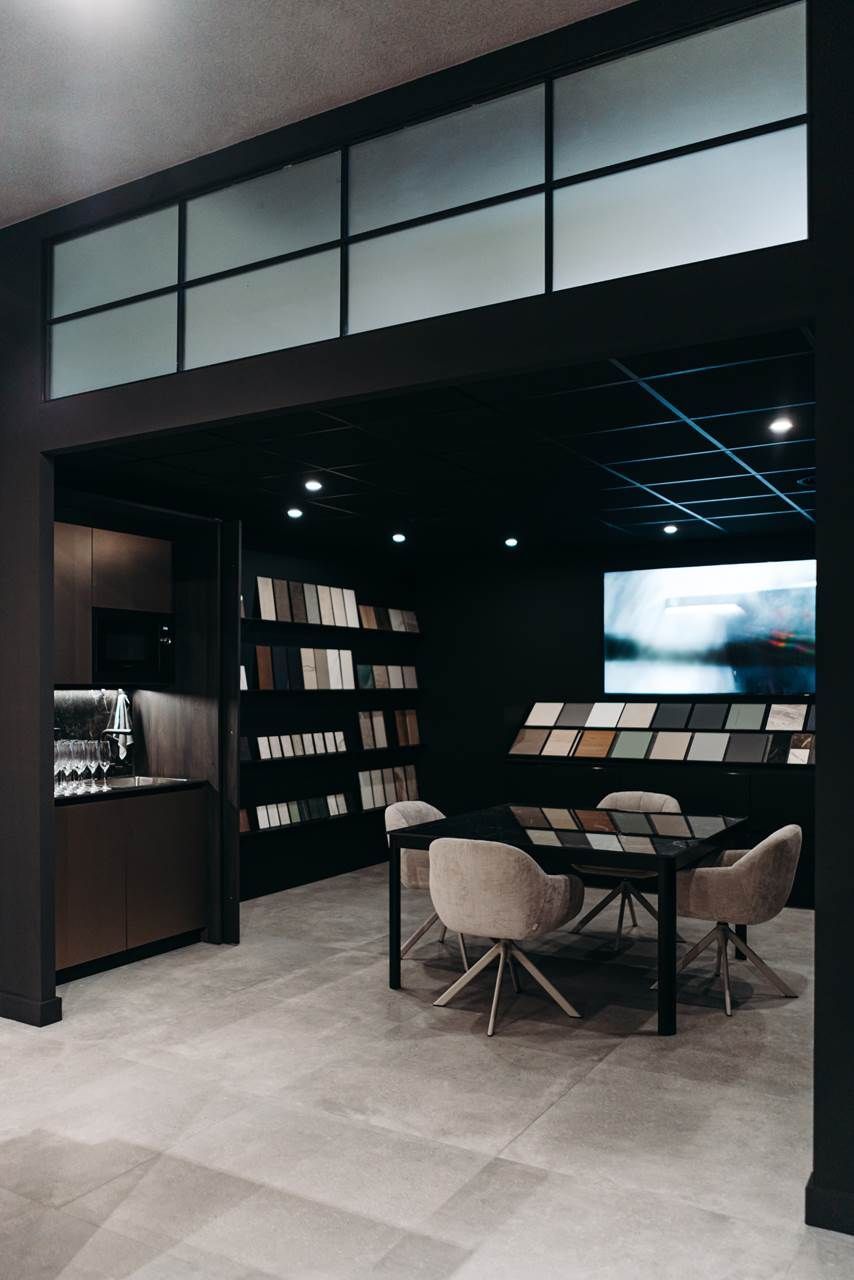 Una habitación con dos puertas abiertas y una mesa dentro.