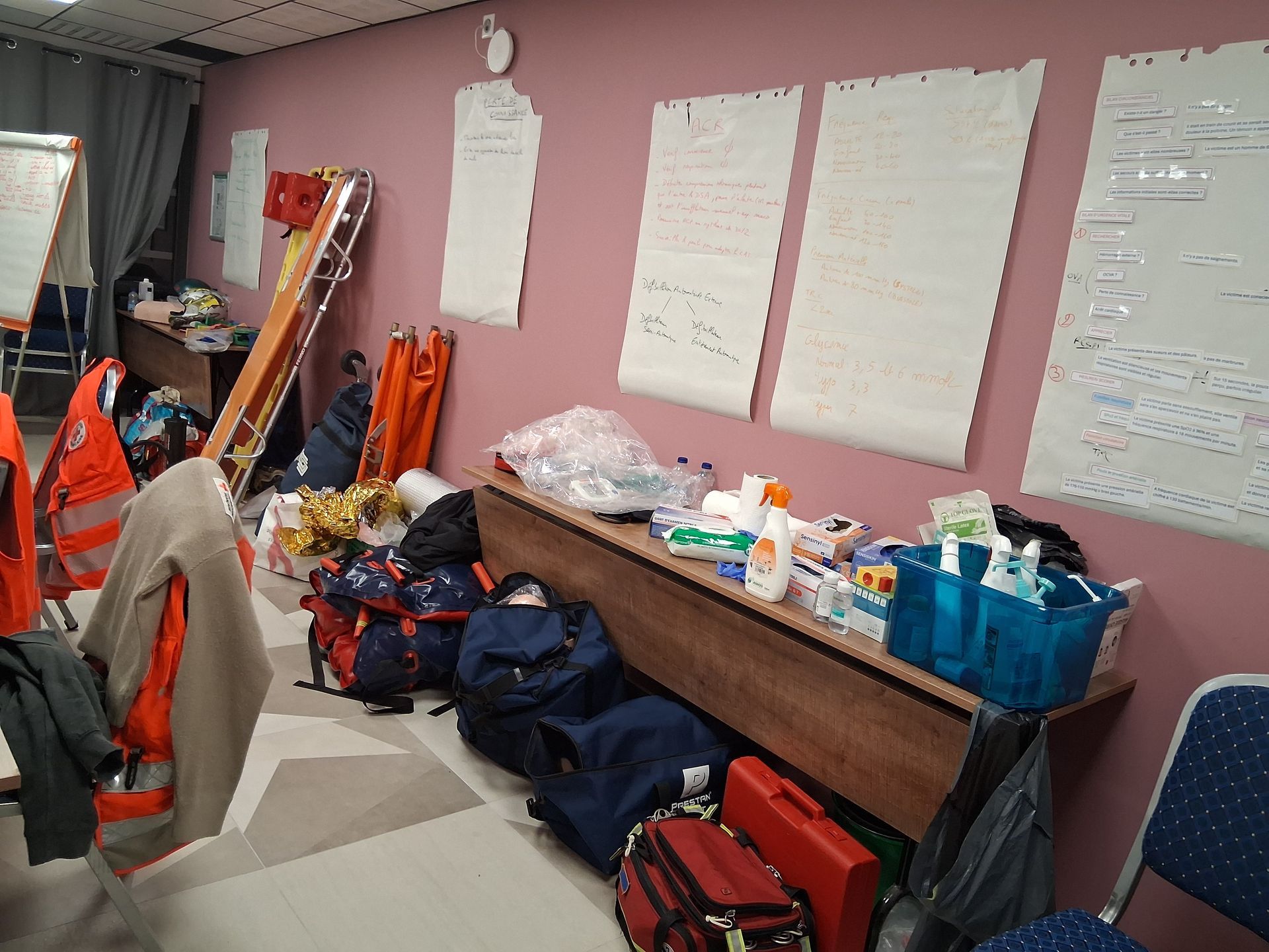 Salle de séminaire avec matériel, produits désinfectants