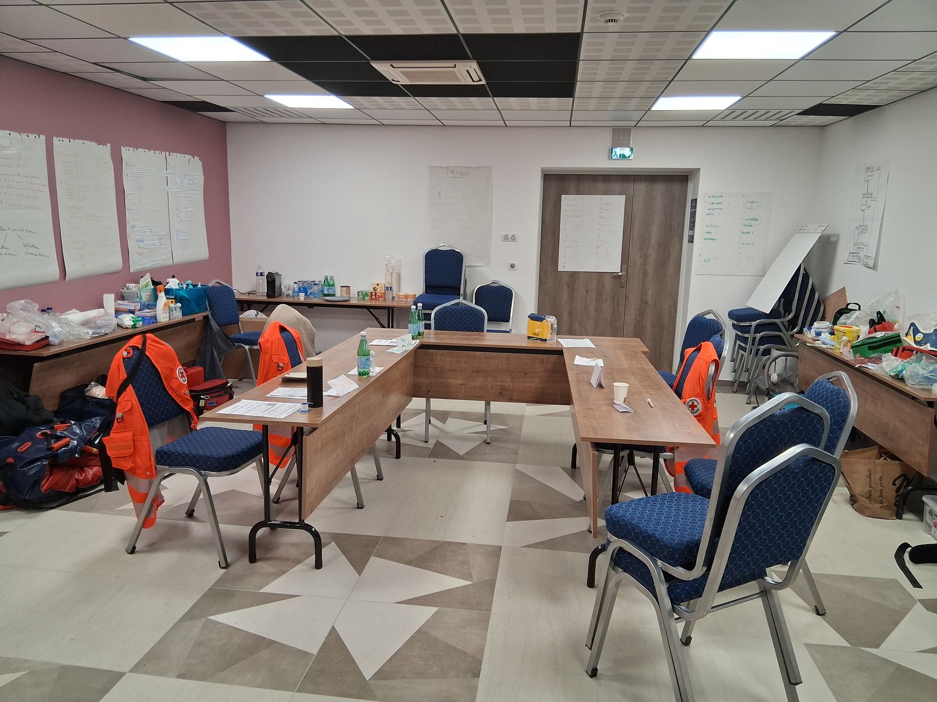 Table de réunion et matériel pour une formation aux premiers secours