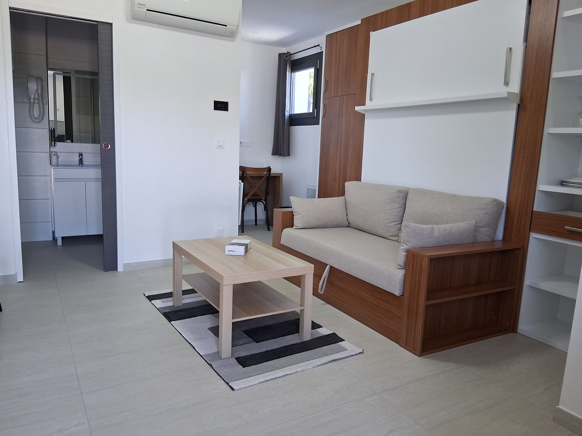 Canapé beige avec table basse