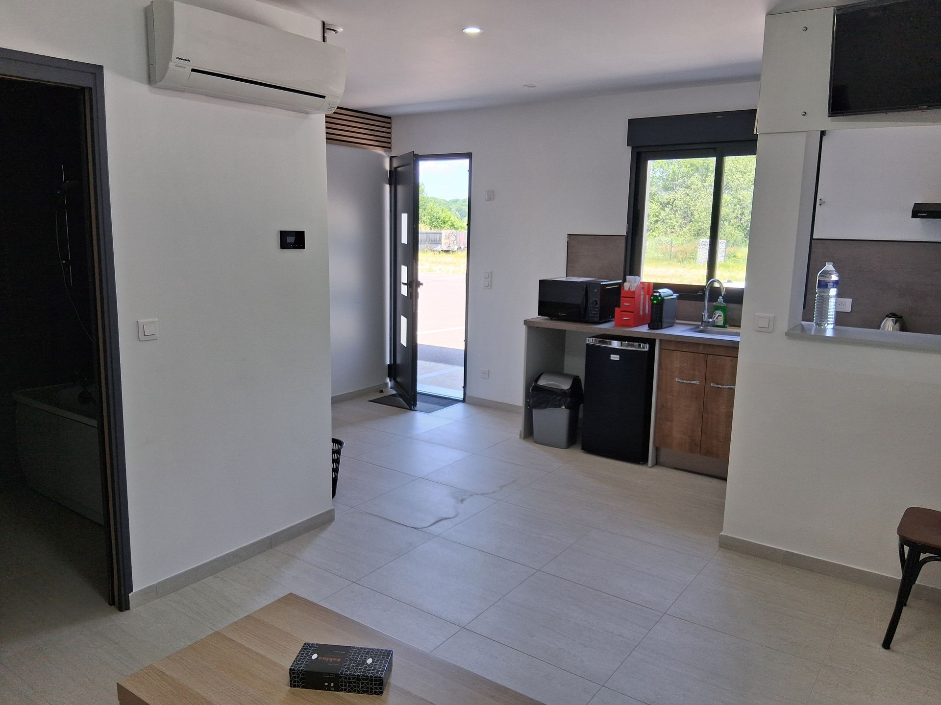 Espace avec cuisine et cloison