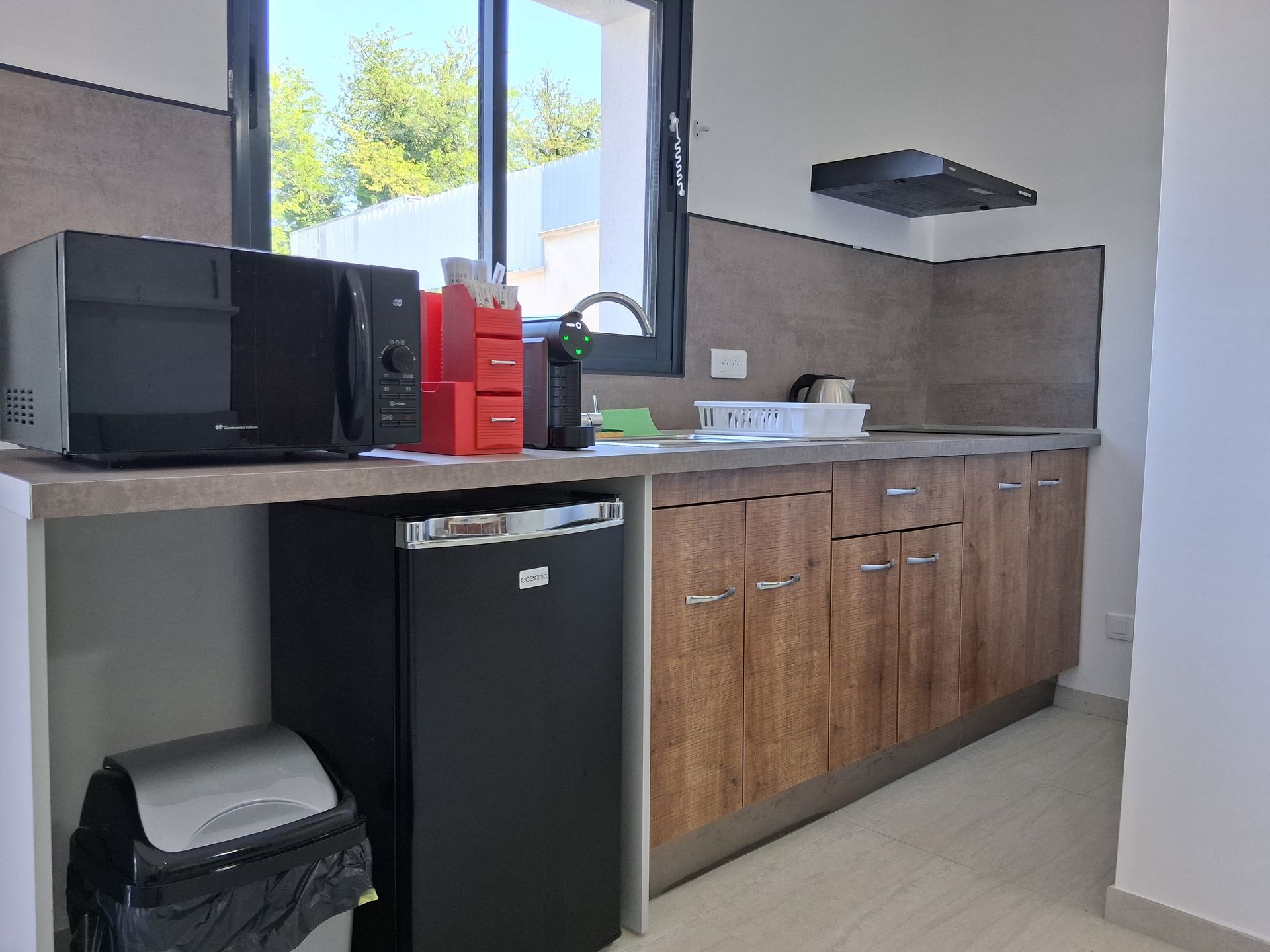 Cuisine équipée avec meubles façade bois