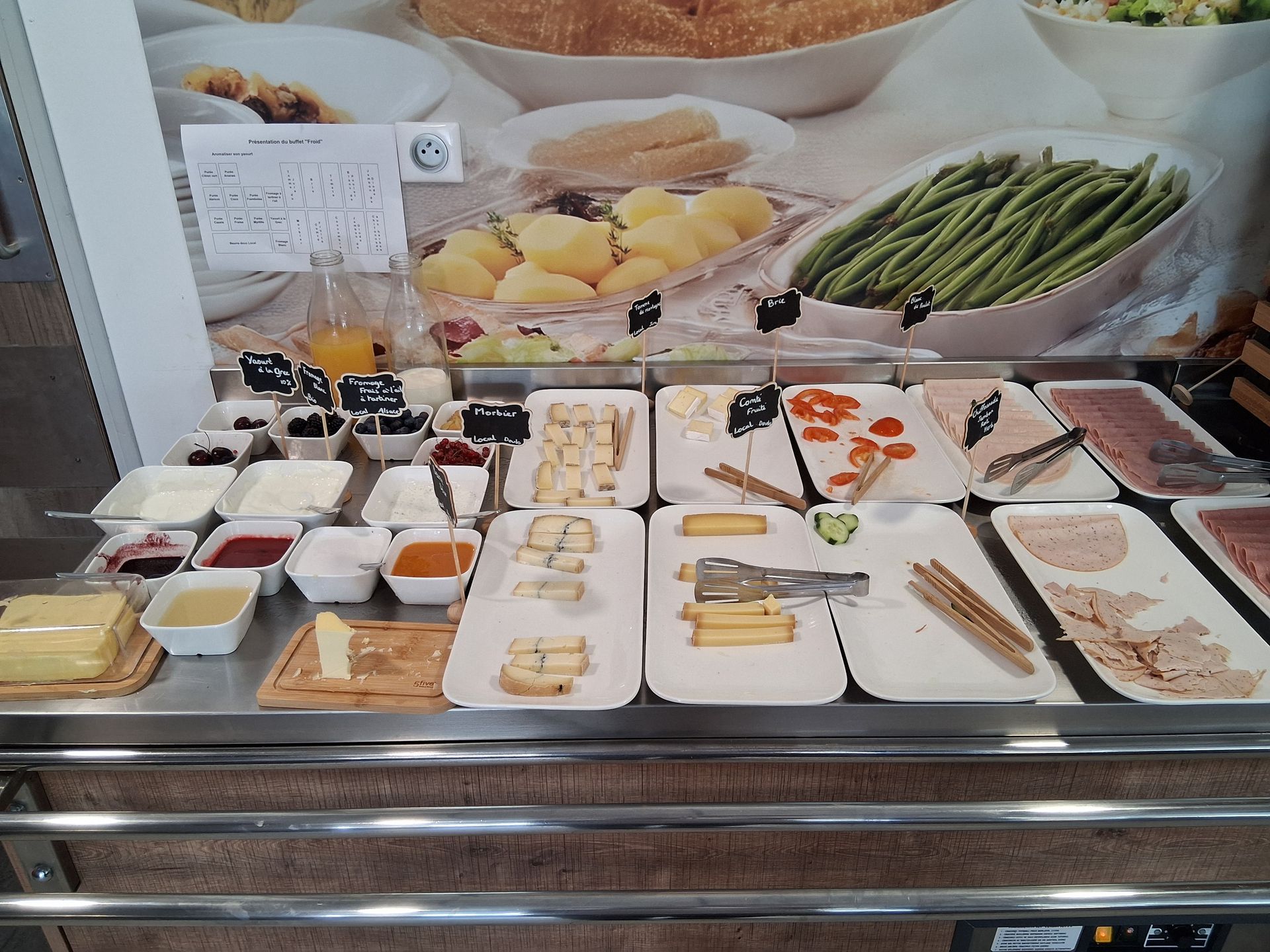 Fromages locaux, tomates, charcuteries