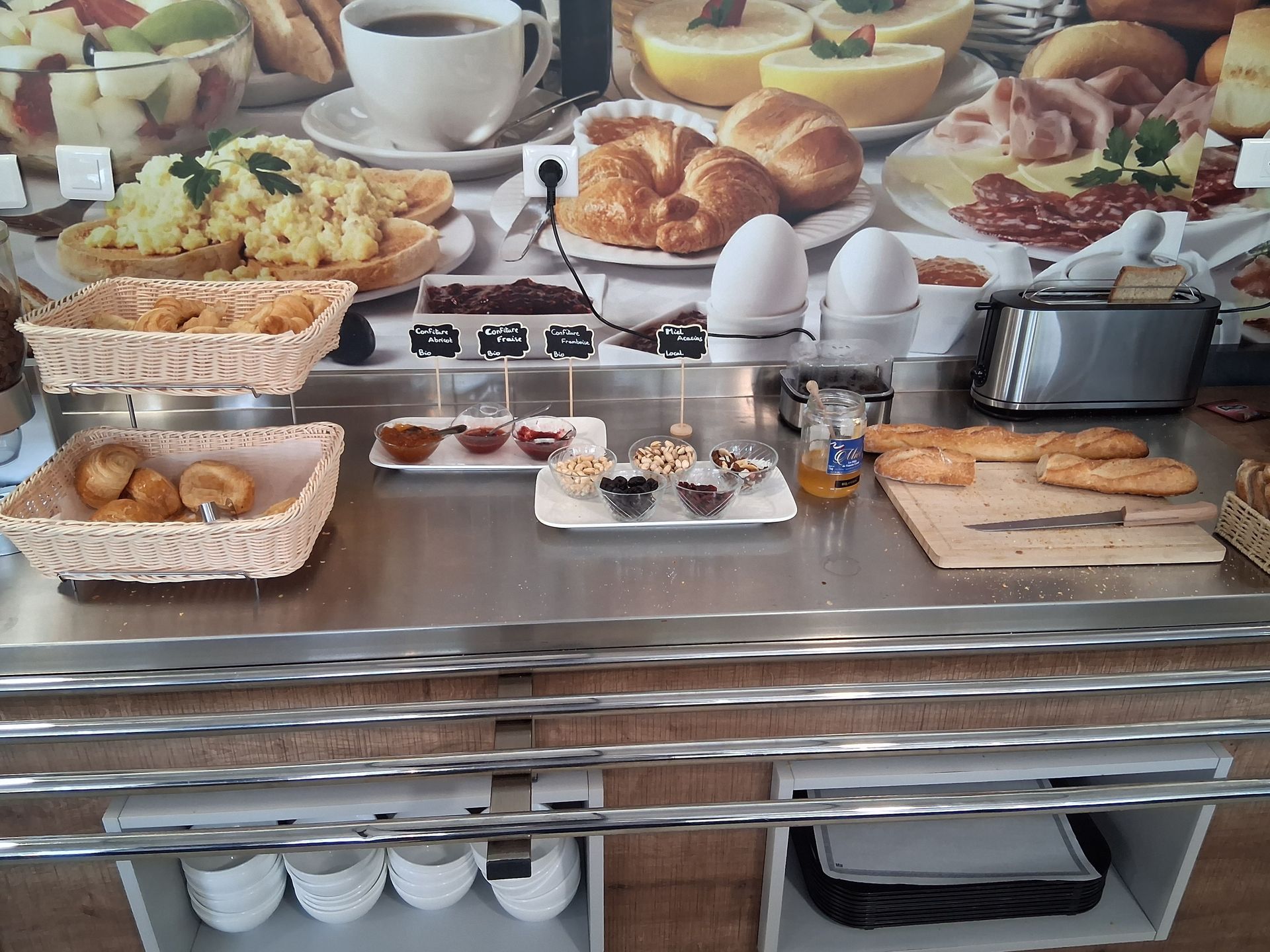 Buffet avec pain, fruits secs, baguettes, miel