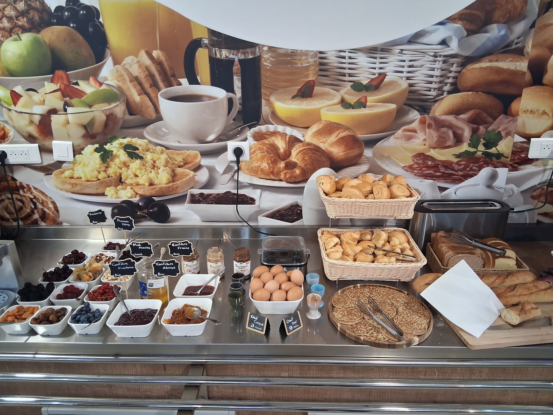 Fruits secs, oeufs à cuire, pancakes