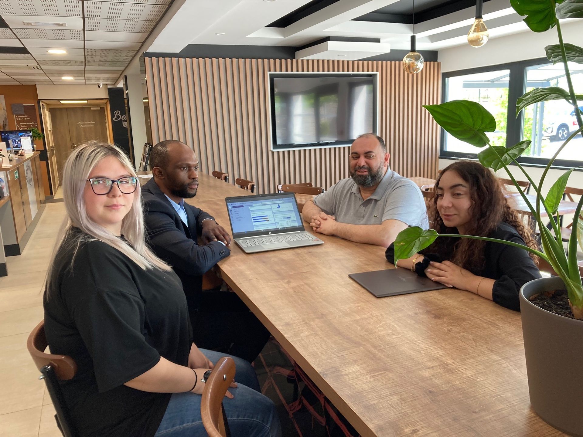 Equipe à la réception de l'hôtel
