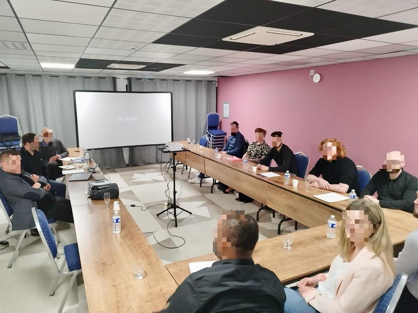 Salle de séminaire avec vidéoprojecteur