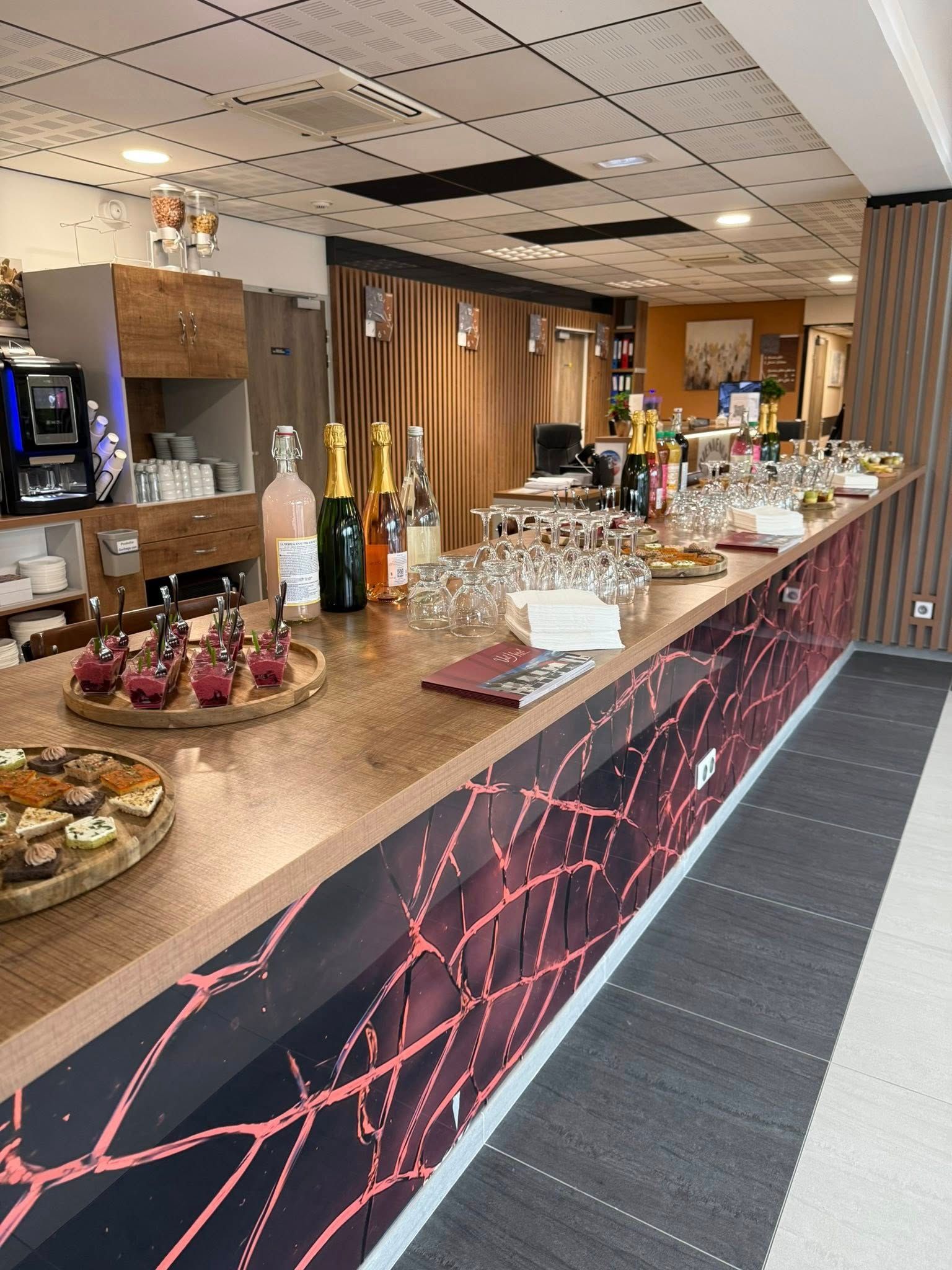 Bar avec mignardises, verres, et boissons