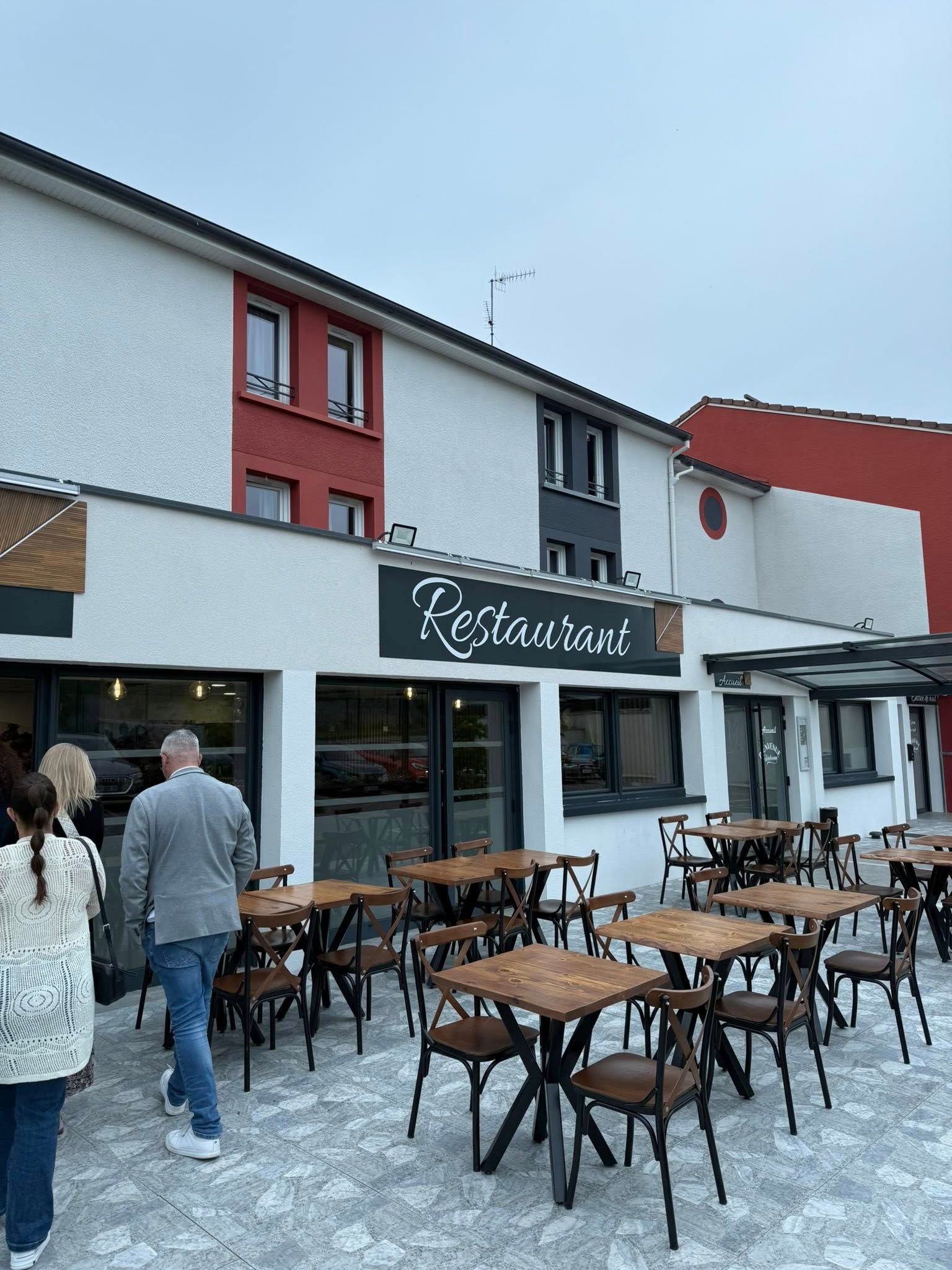 Terrasse, mobilier en bois et clients