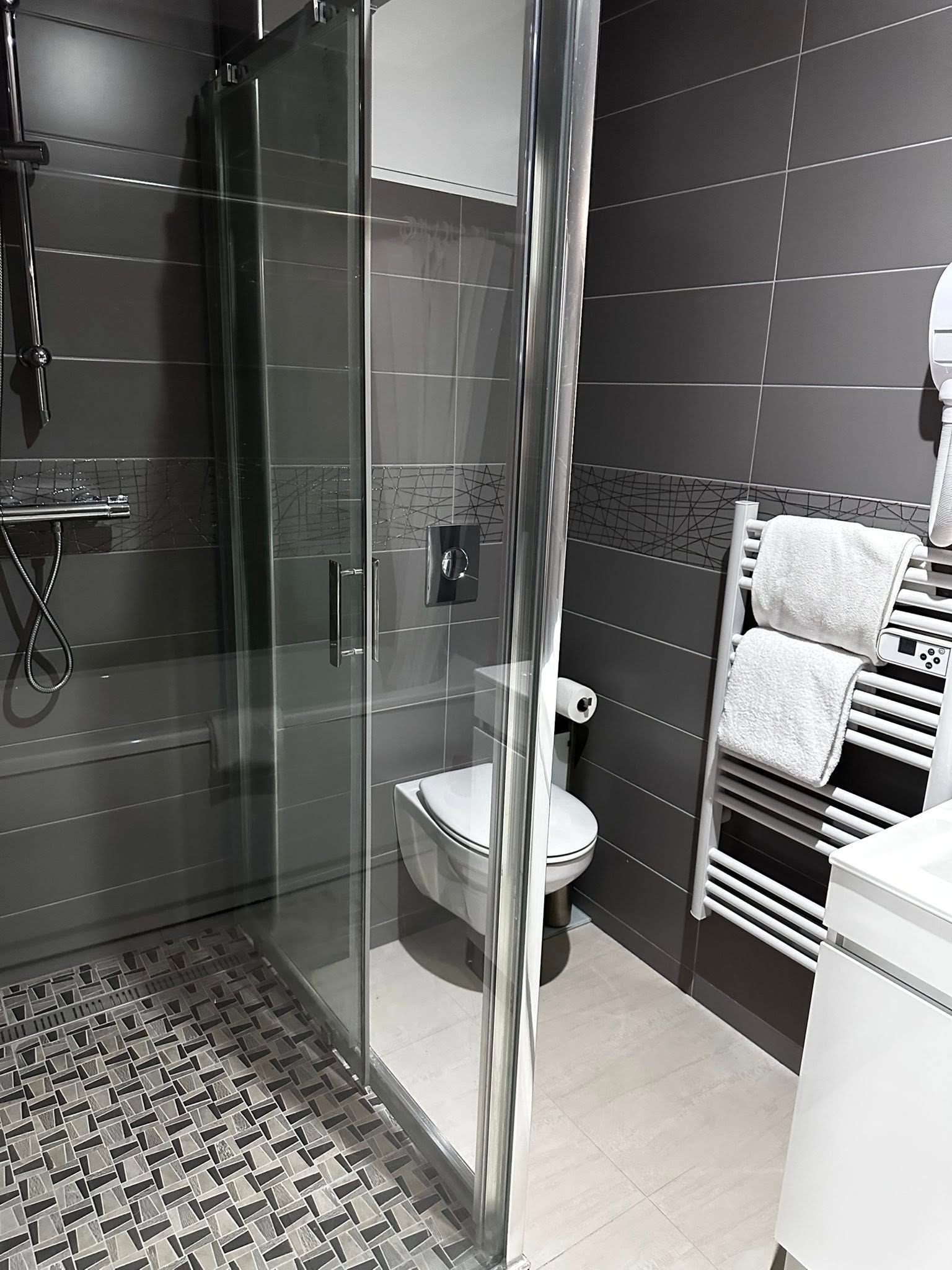 Salle de bains avec douch et WC suspendus