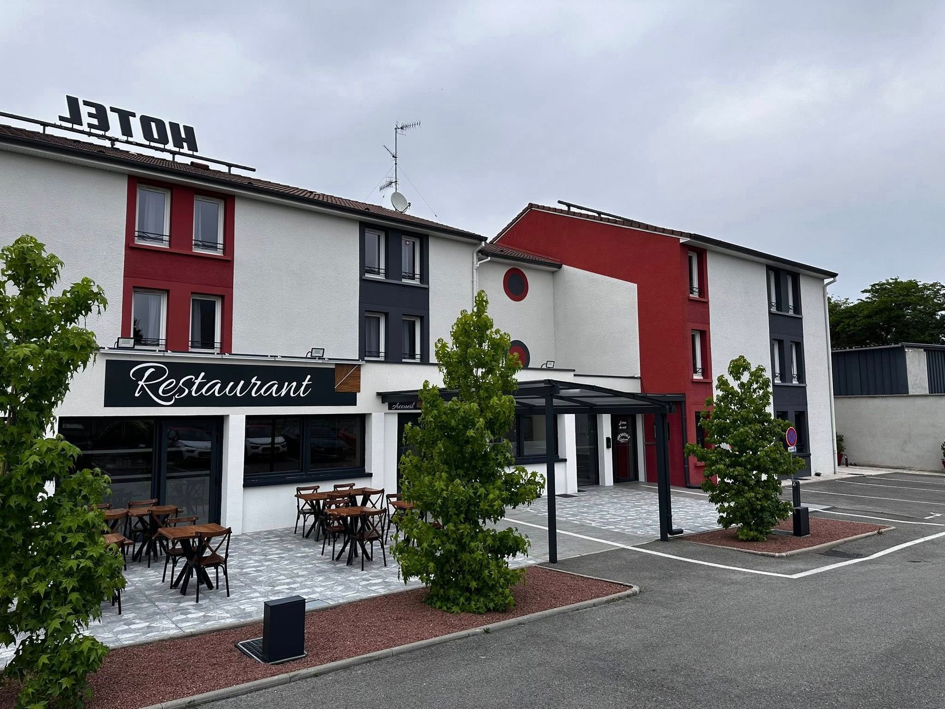 Devanture tricolore avec enseigne du restaurant