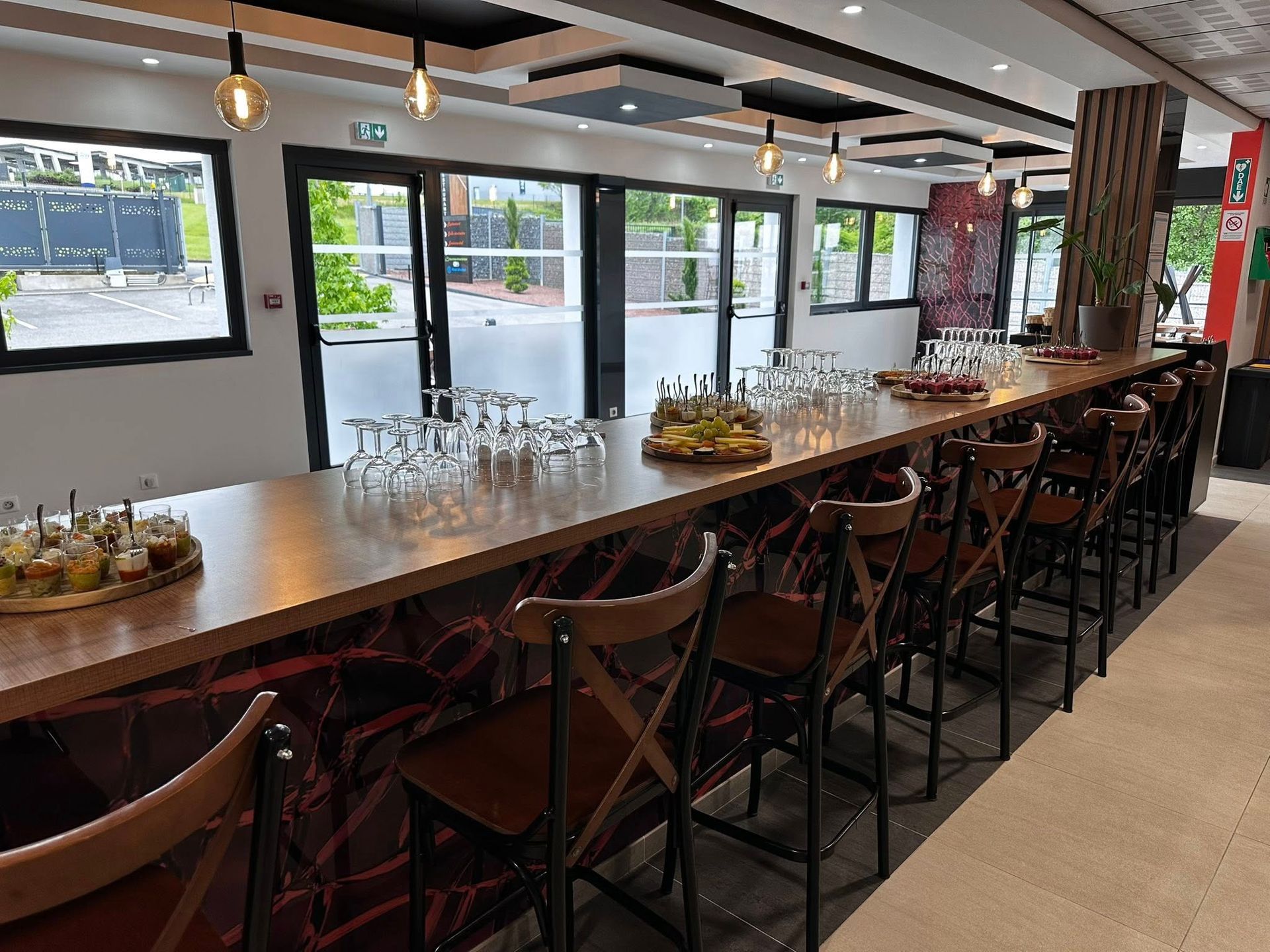 Bar avec mignardises, verres