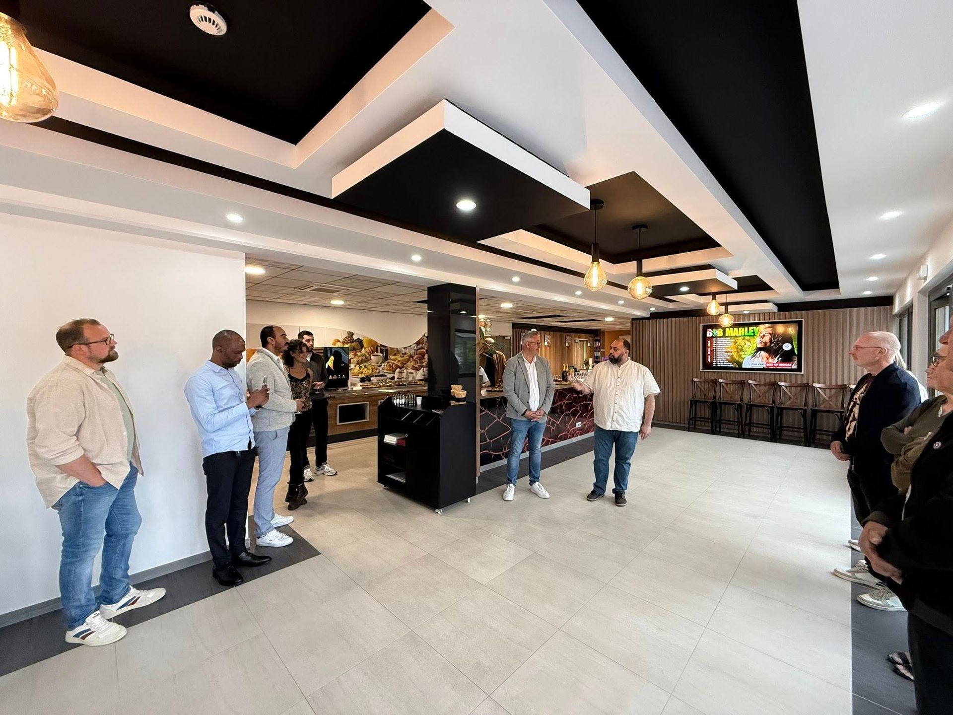 Inauguration de l'hôtel, groupe de personnes