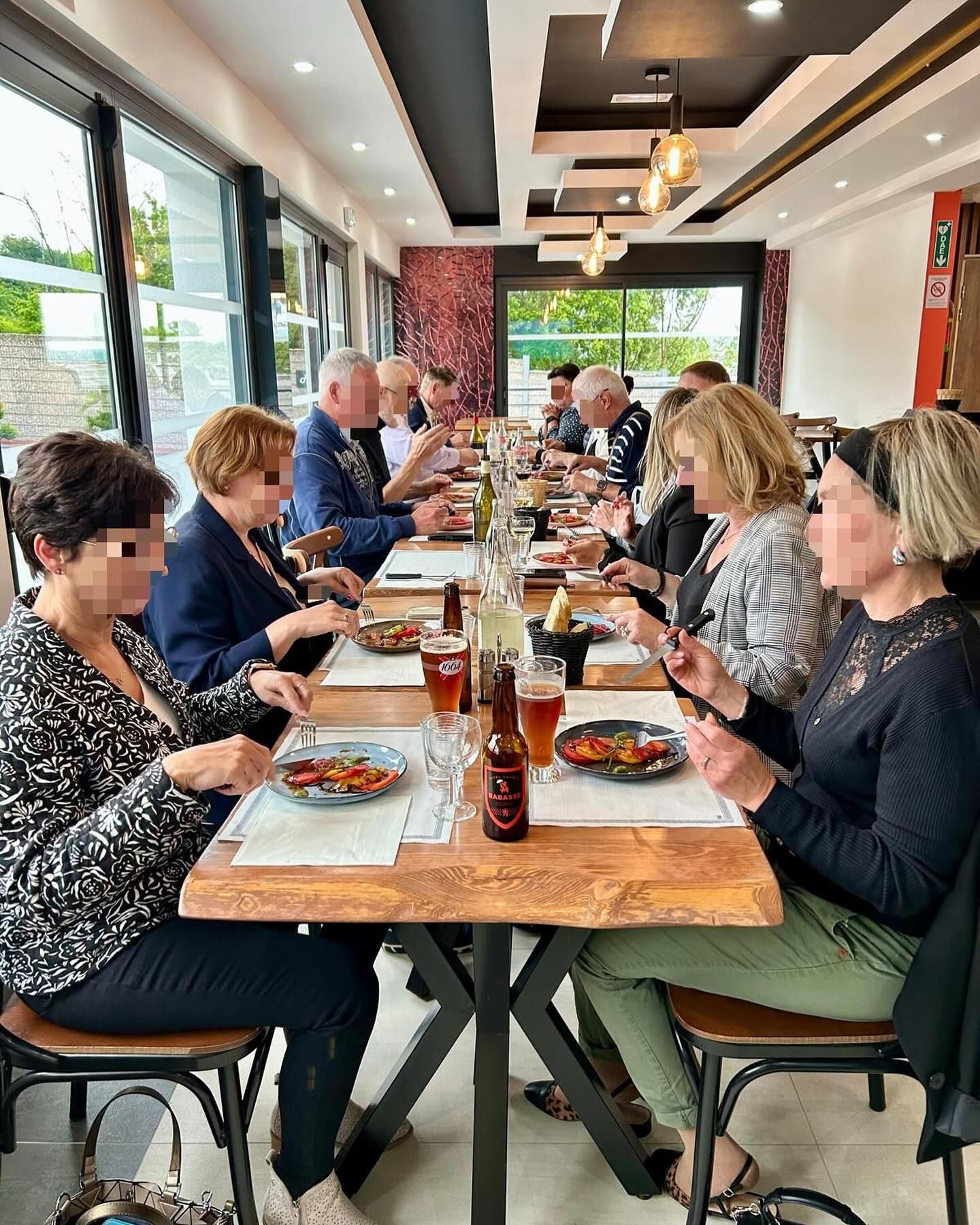 Salle de restaurant, grande table avec groupe