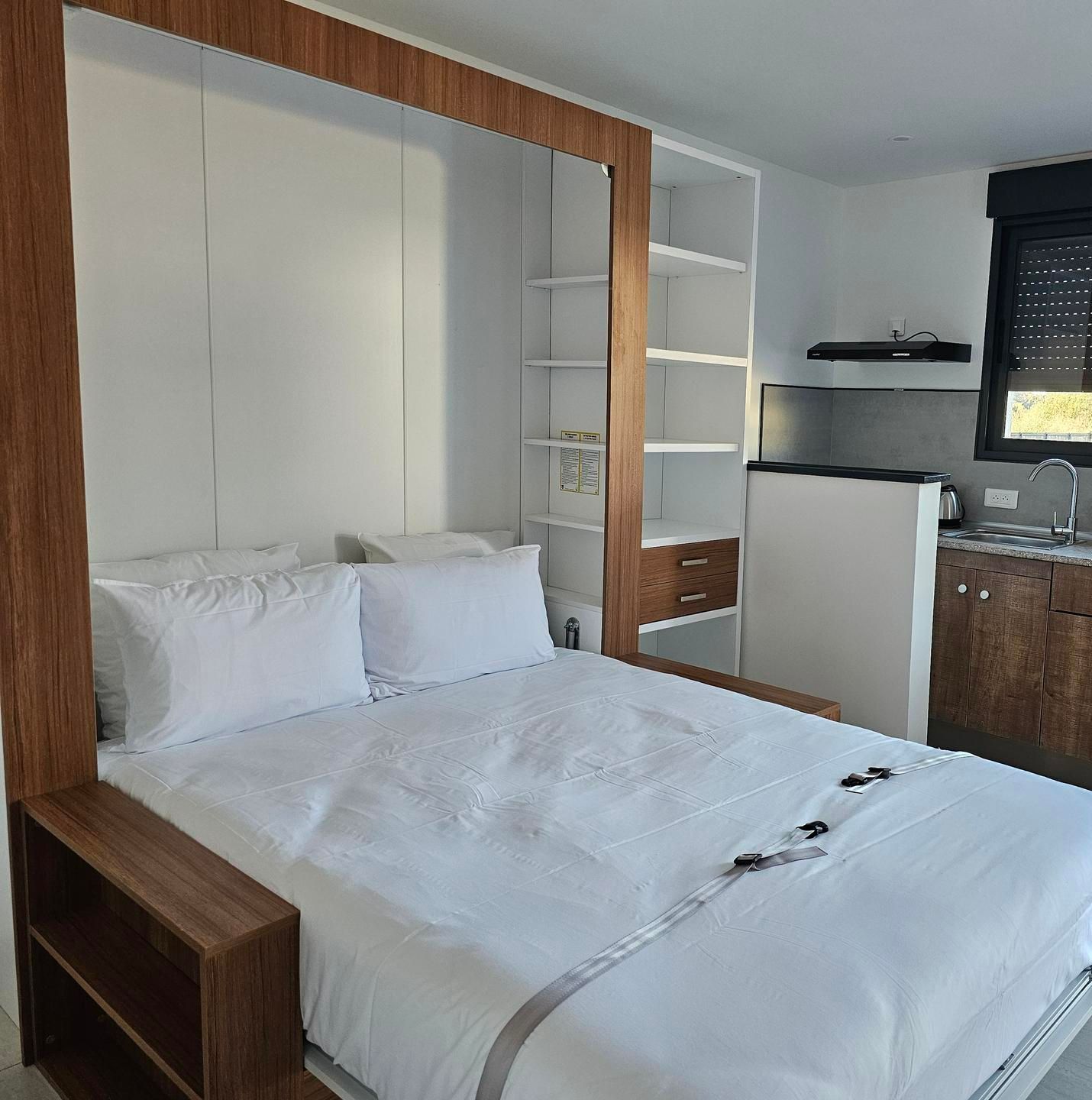 Appartement-hôtel, lit, rangements et coin cuisine