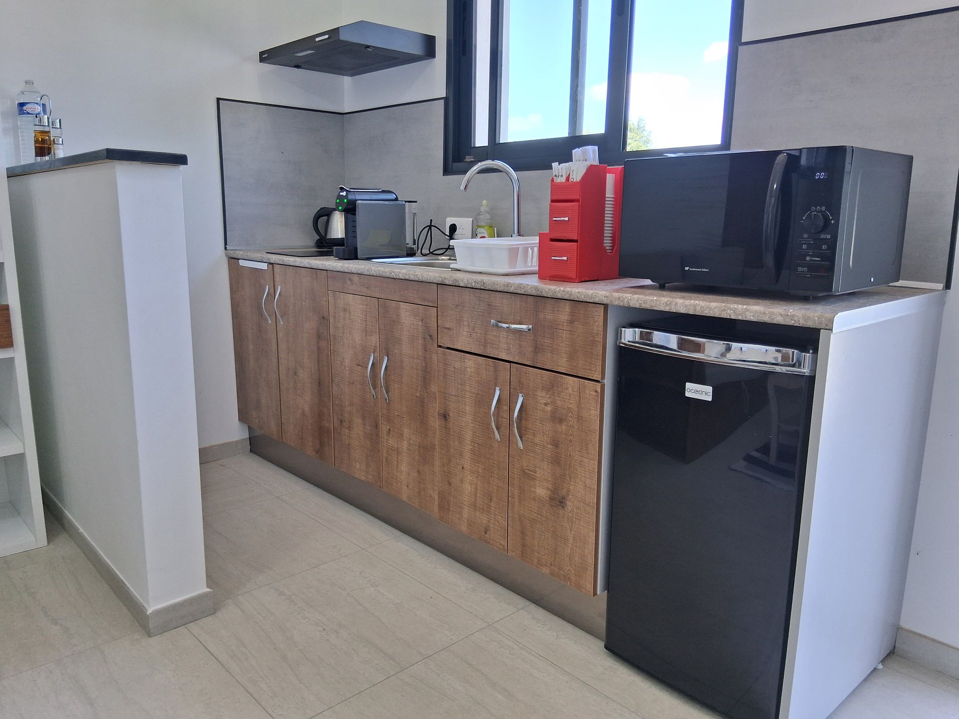 Cuisine avec plaque de cuisson, lave vaisselle