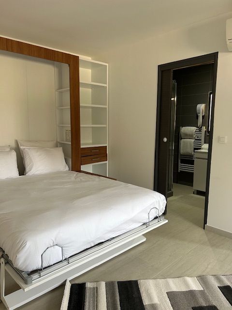 Vue sur la porte de salle de bains