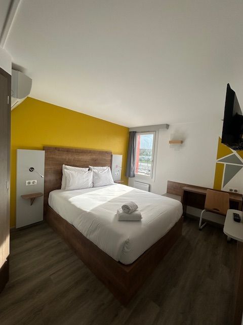Chambre avec lit et serviettes