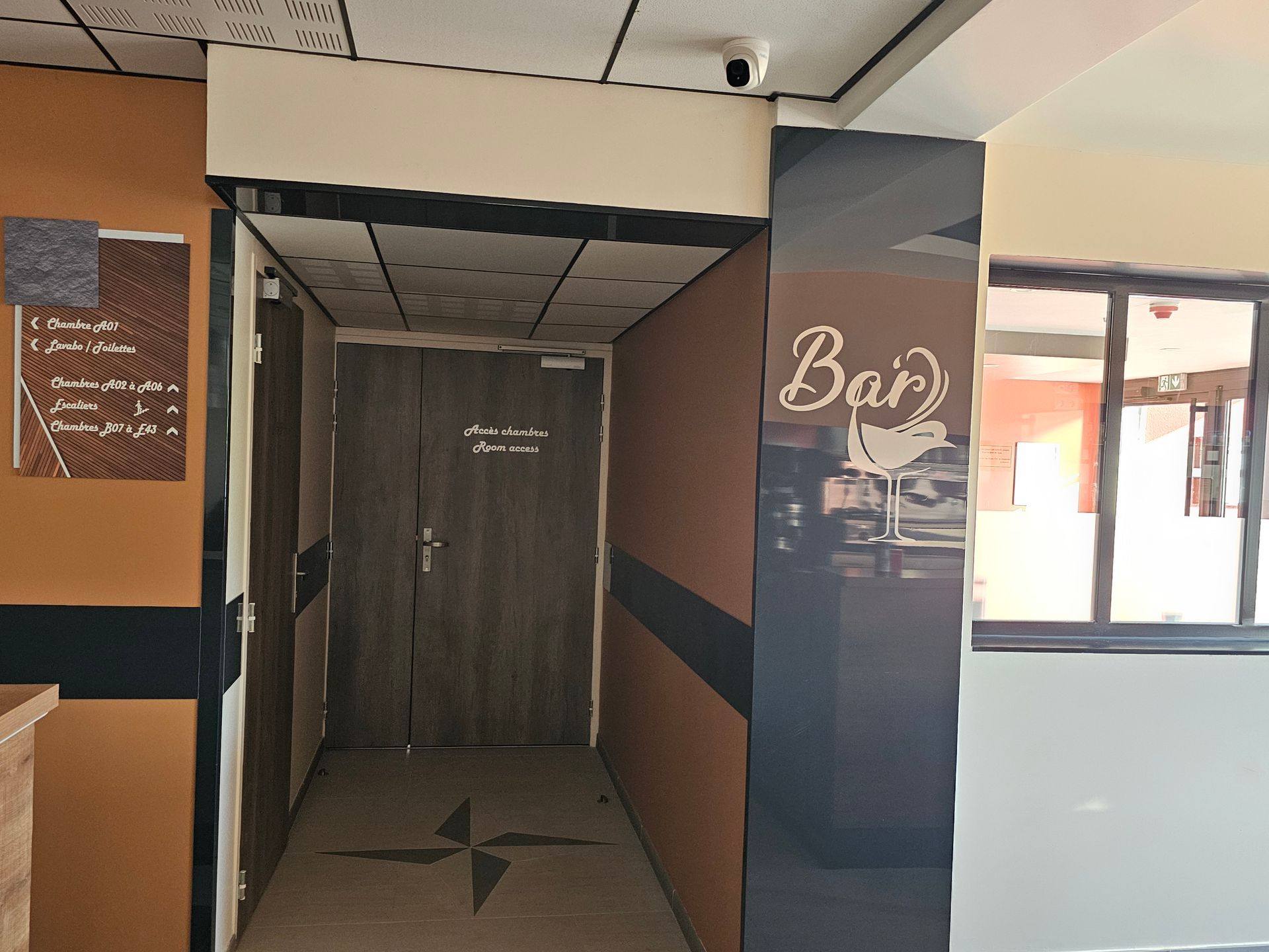 Pancarte signalétique pour le bar de l'hôtel restaurant