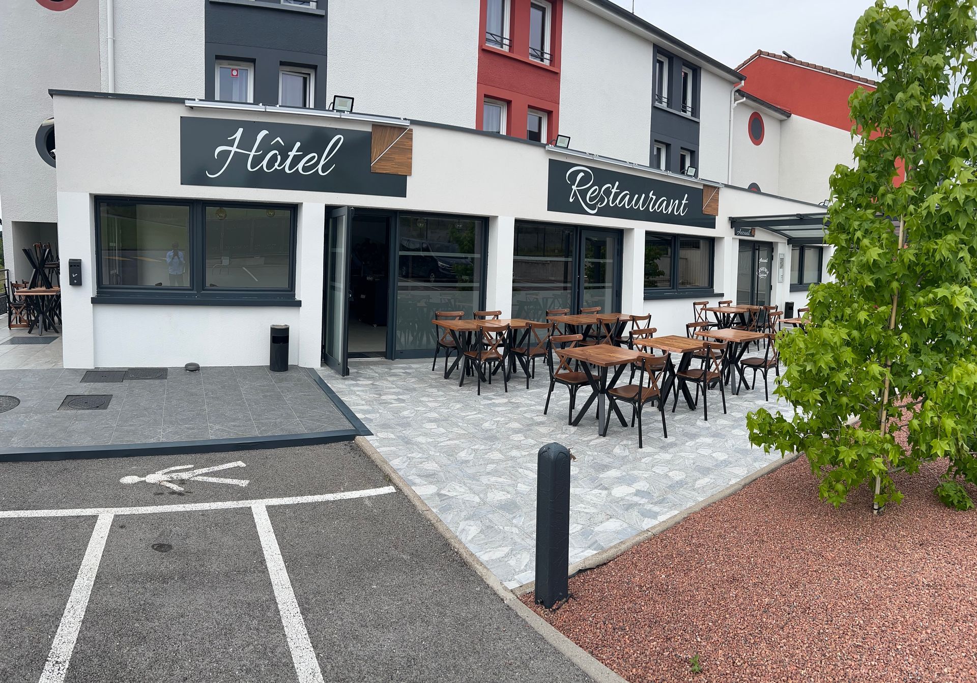 Devanture du restau avec terrasse