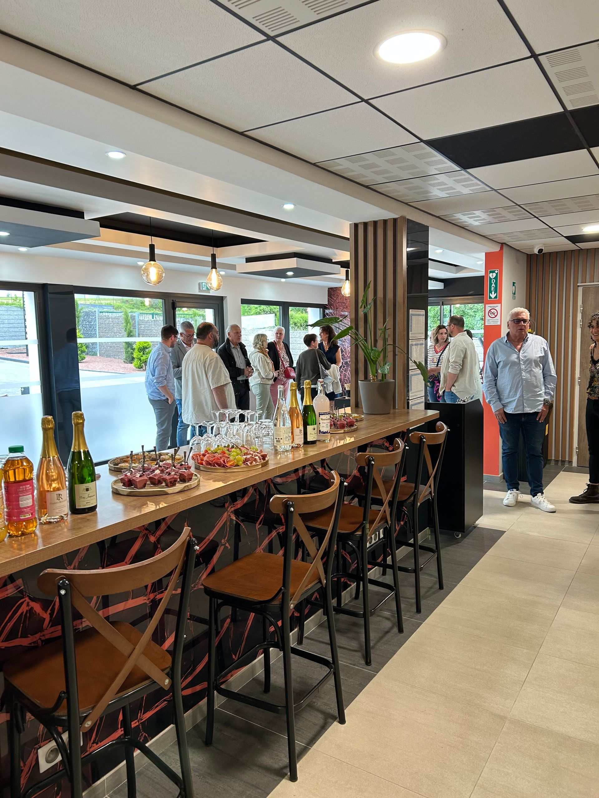 Bar avec boissons et gourmandises pour une réception