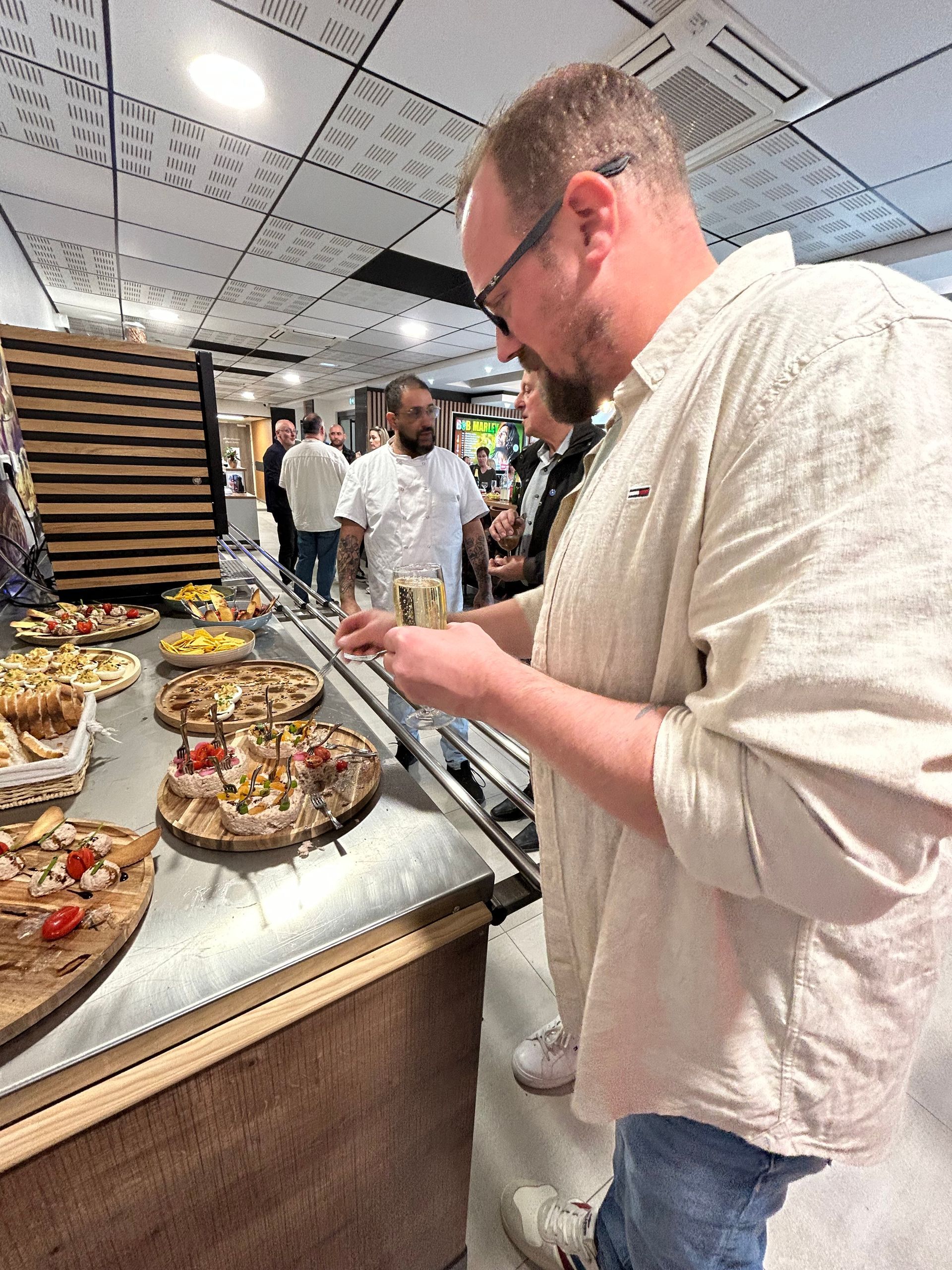 Service au bar, plats sucrés et salés