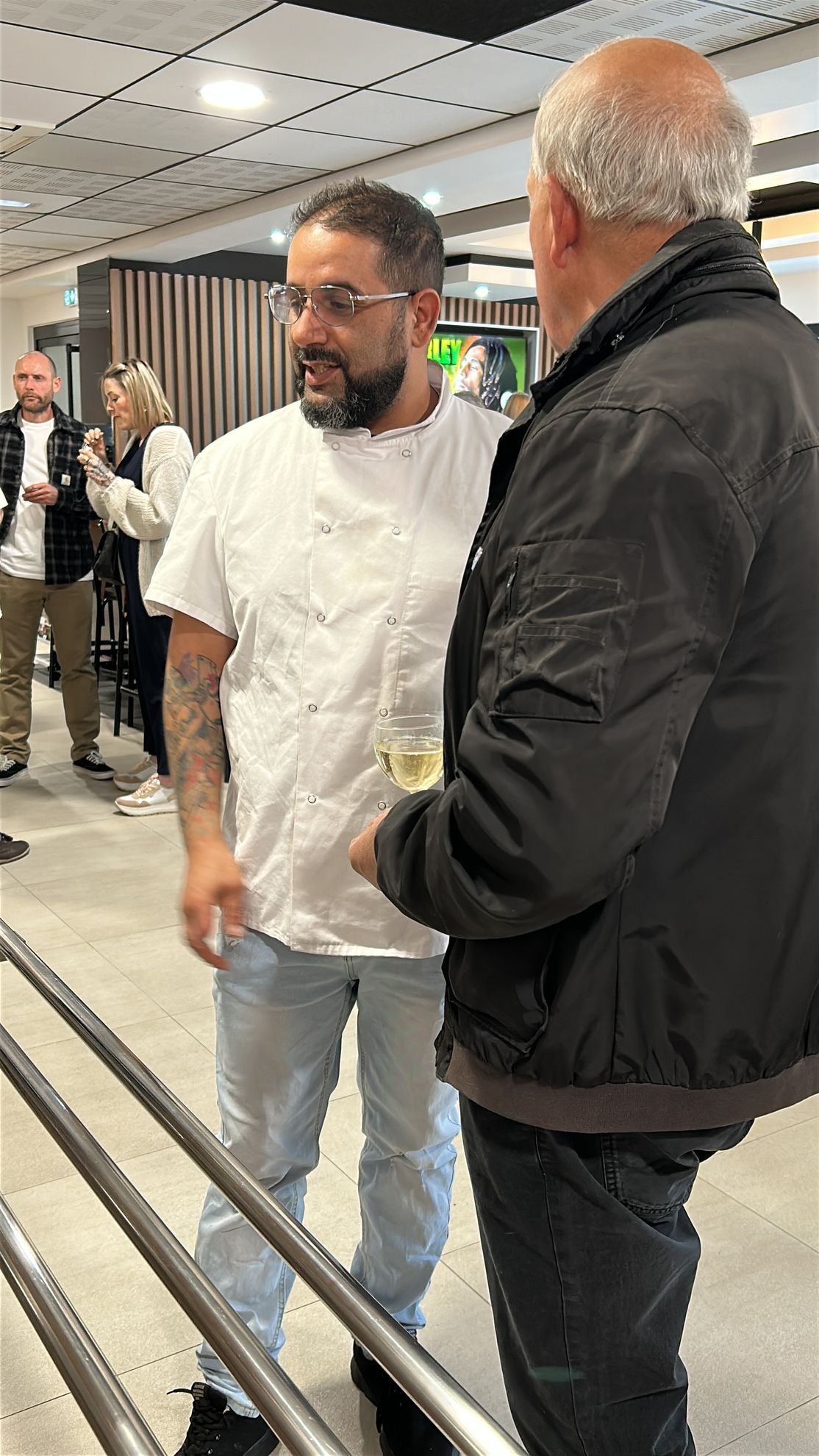 Cuisinier et client en train de discuter