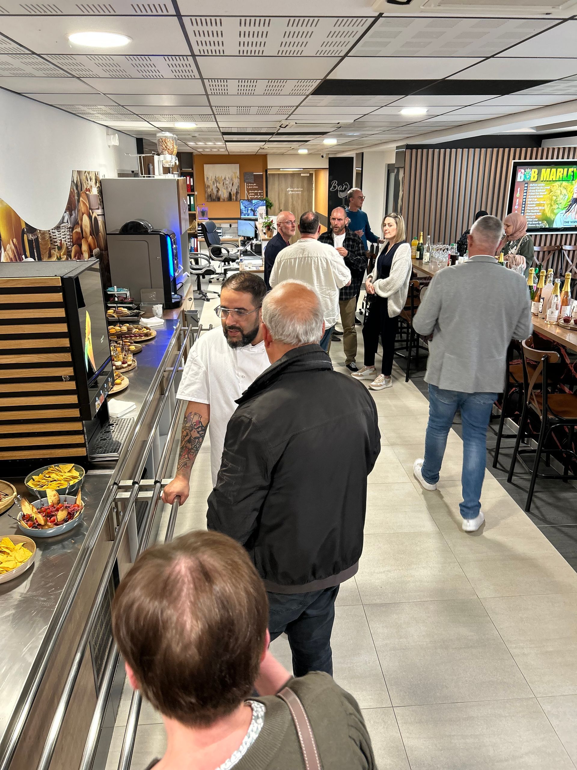 Réception au bar, clients qui discutent