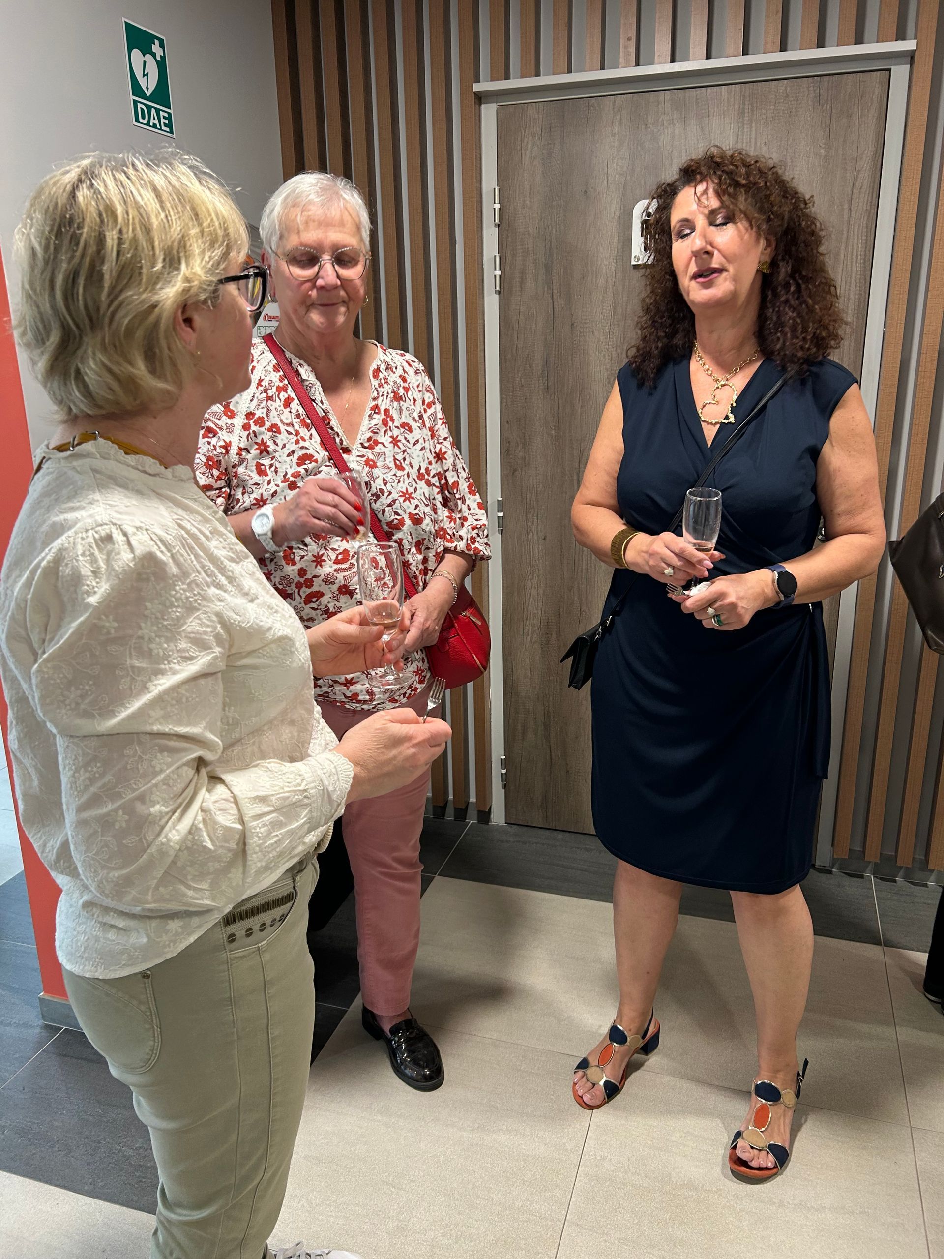 Petit groupe de clients en pleine discussion