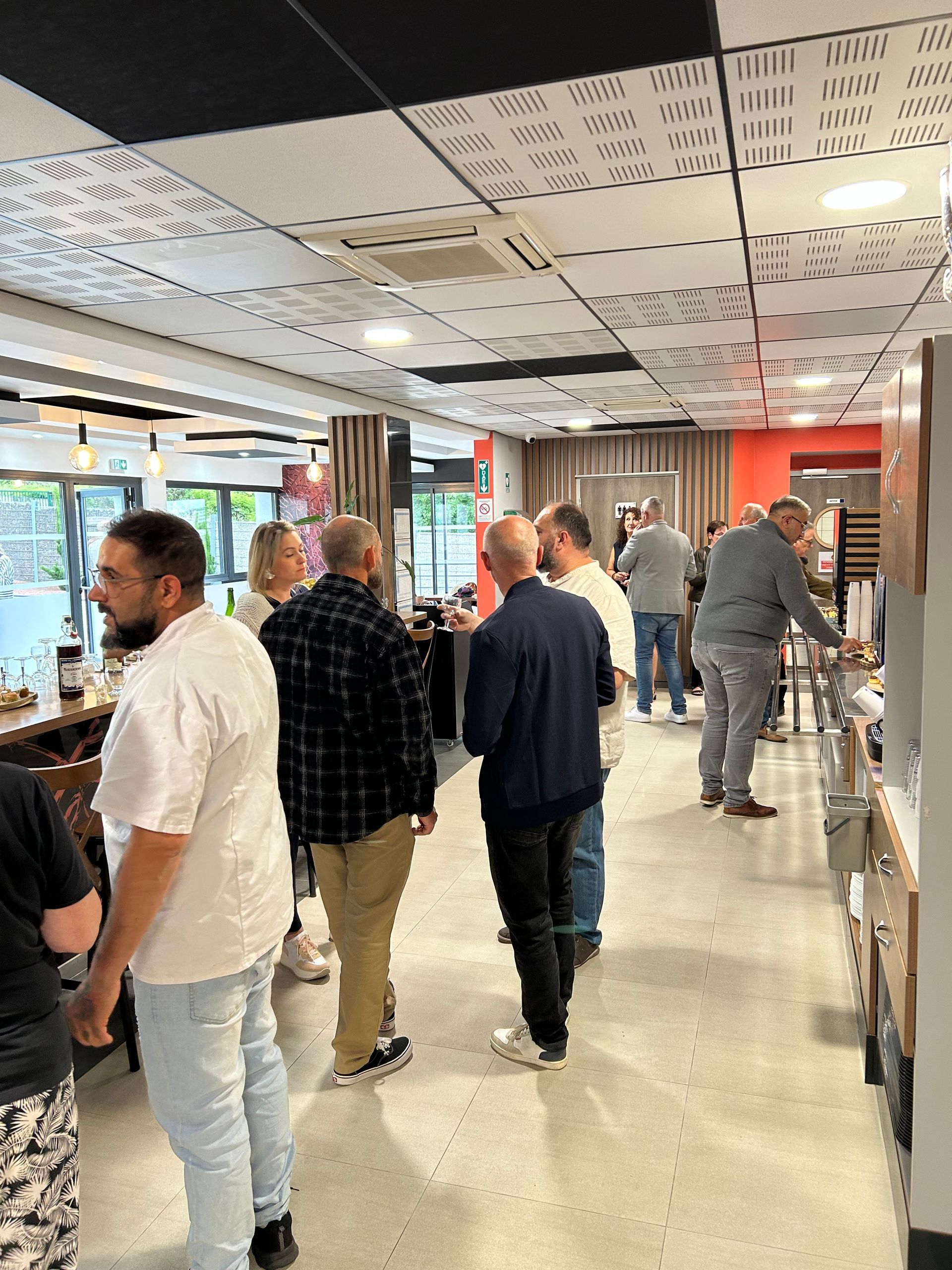 Réception à l'hôtel, petit groupe de clients