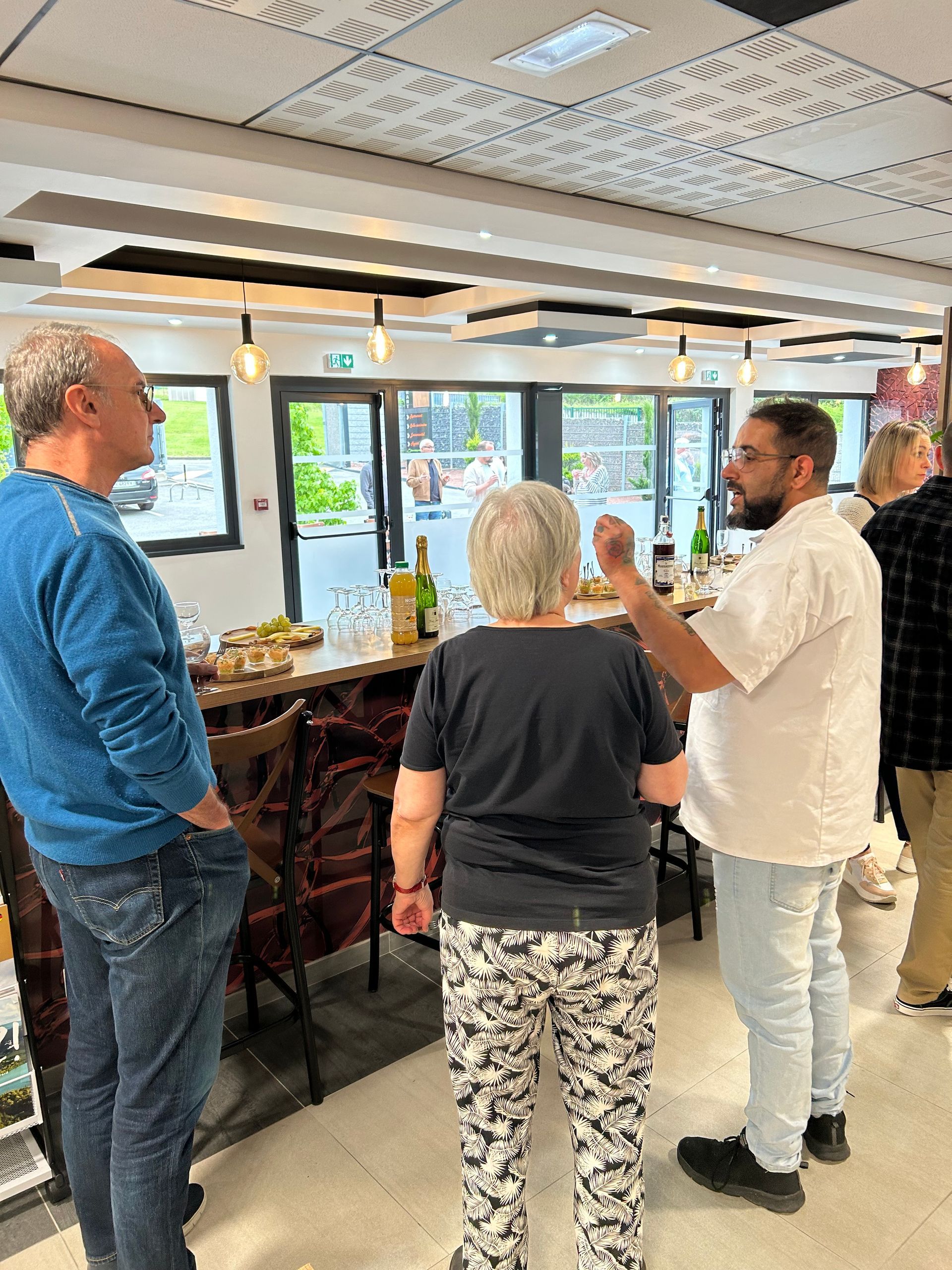 Réception au bar, petit groupe de clients