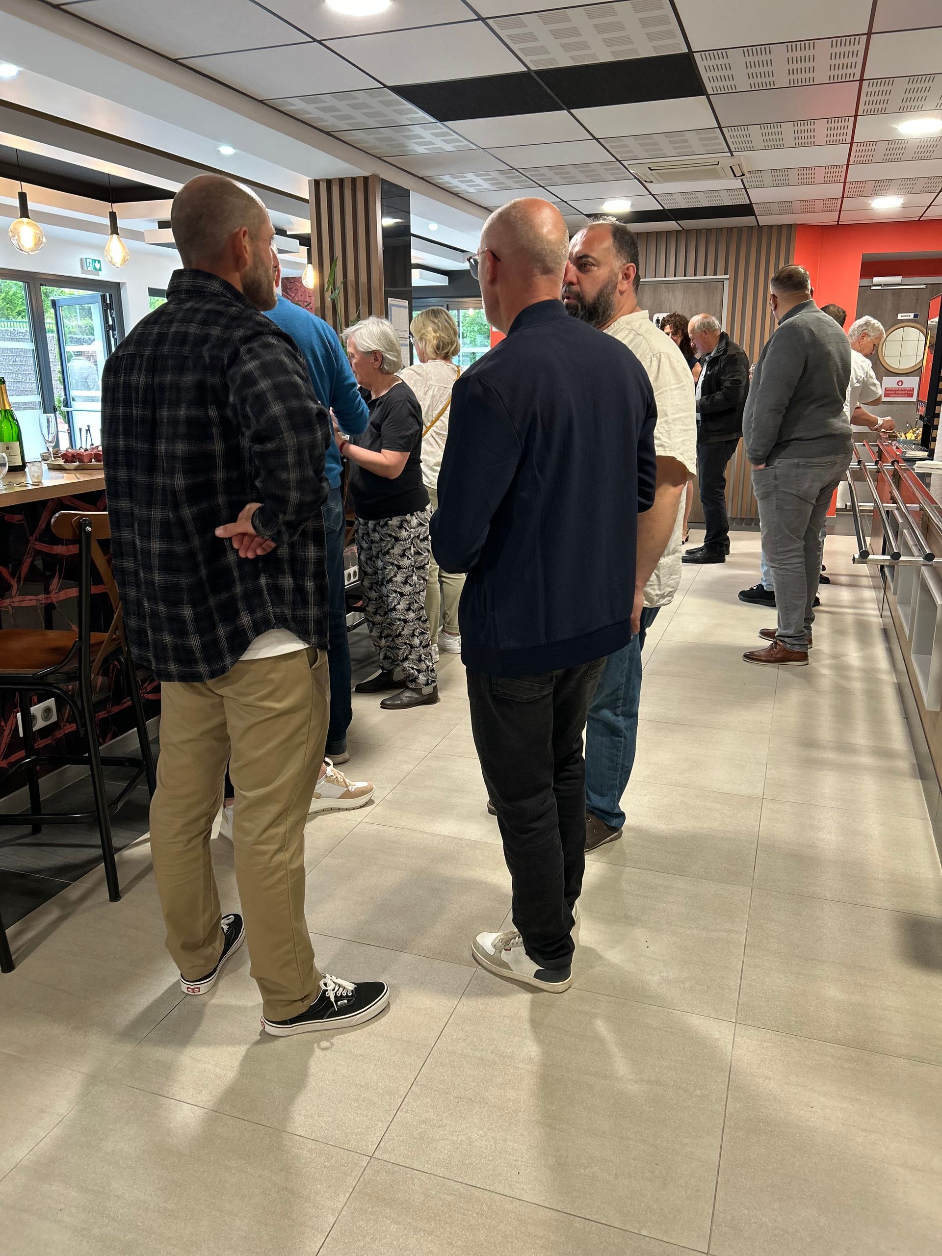 Réception au bar de l'hôtel-restaurant, groupe de clients